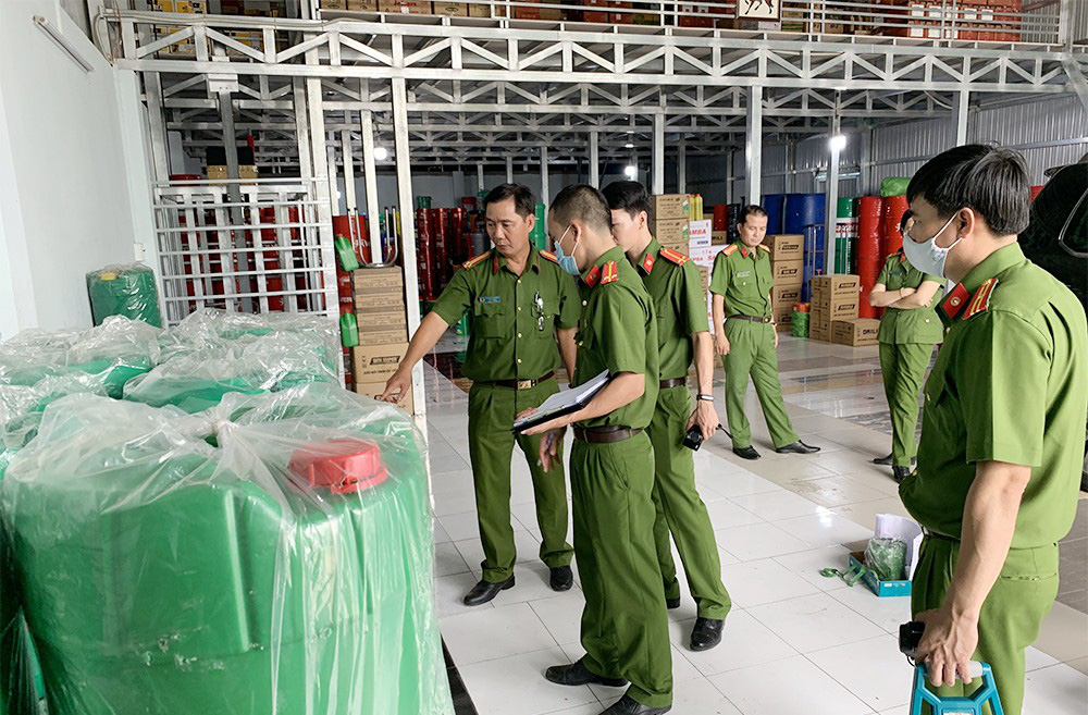 Bắt giám đốc nghi sản xuất hàng giả vùng biên