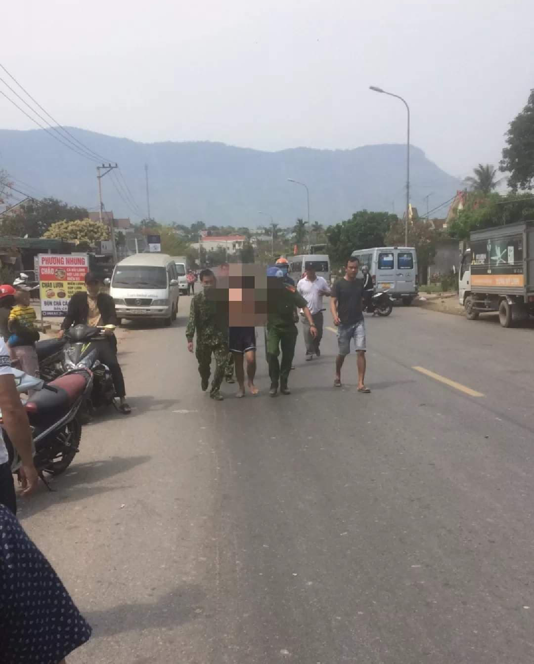 Chơi ma t&uacute;y xong, thanh ni&ecirc;n v&aacute;c dao đi ch&eacute;m người, &ocirc;t&ocirc;, xe m&aacute;y - Ảnh 1.