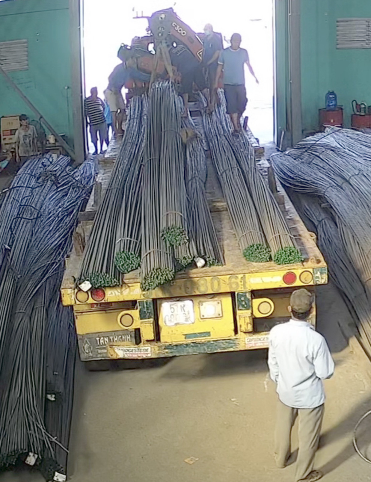 Giả danh nh&agrave; sư mua sắt x&acirc;y ch&ugrave;a rồi chở đi ti&ecirc;u thụ - Ảnh 1.