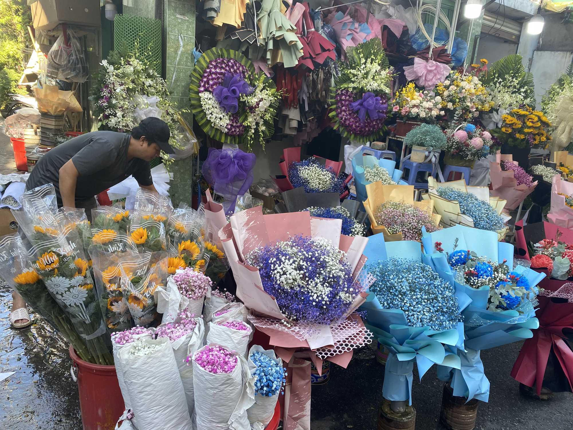 Gi&aacute; hoa hồng tăng gấp 4-5 lần, cửa h&agrave;ng ngừng nhận kh&aacute;ch v&igrave; qu&aacute; đ&ocirc;ng - Ảnh 4.