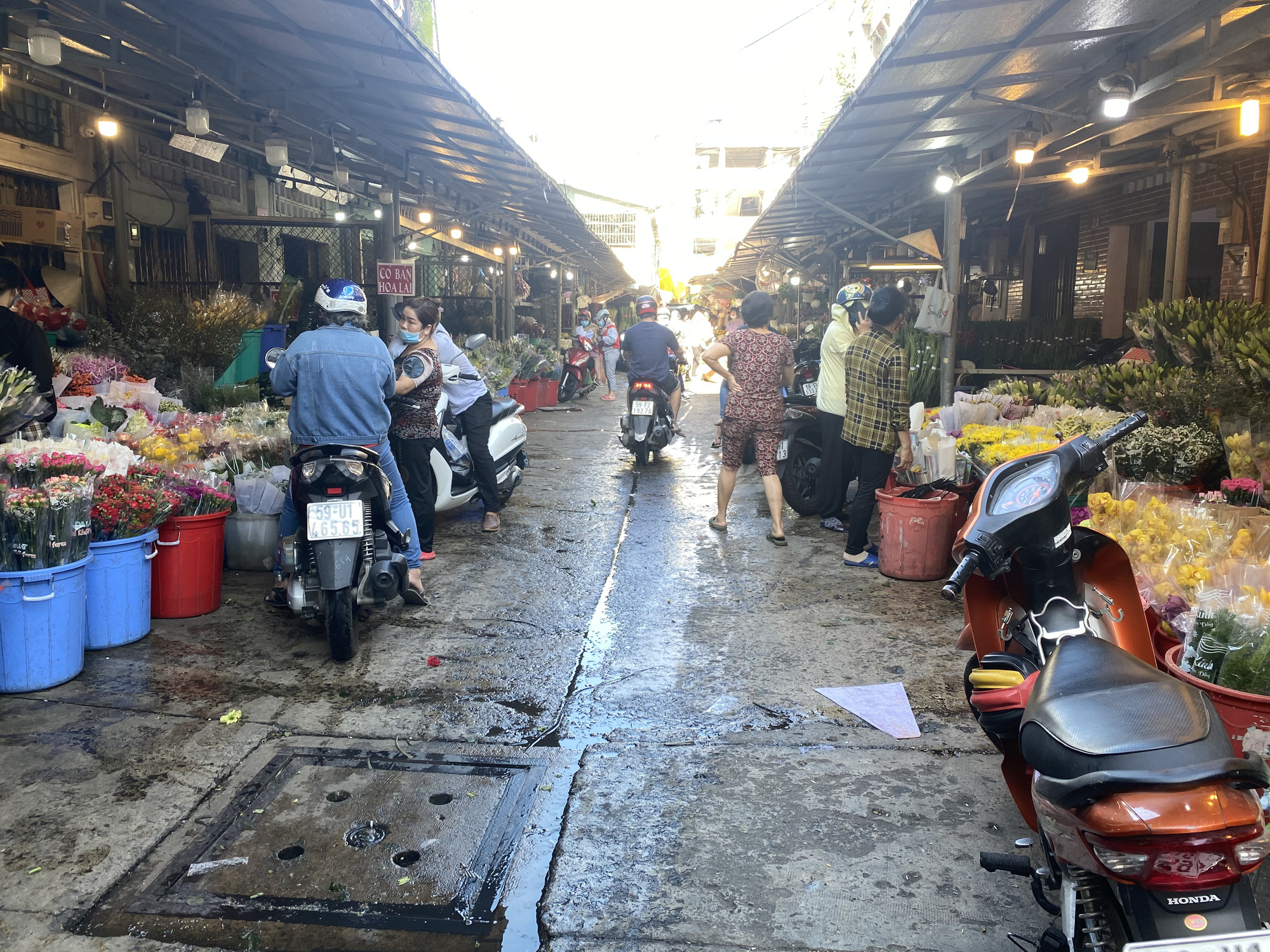 Gi&aacute; hoa hồng tăng gấp 4-5 lần, cửa h&agrave;ng ngừng nhận kh&aacute;ch v&igrave; qu&aacute; đ&ocirc;ng - Ảnh 1.