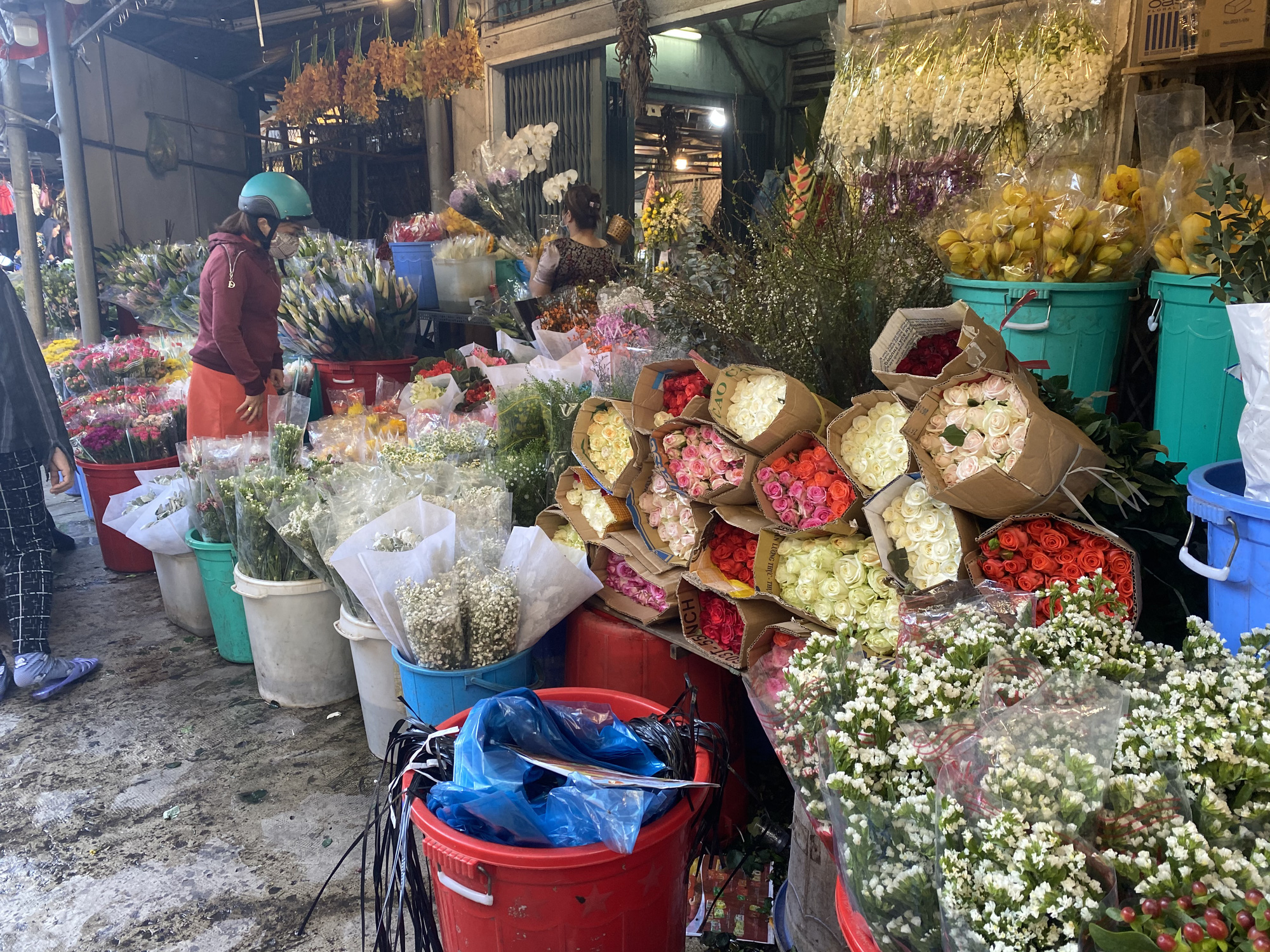 Gi&aacute; hoa hồng tăng gấp 4-5 lần, cửa h&agrave;ng ngừng nhận kh&aacute;ch v&igrave; qu&aacute; đ&ocirc;ng - Ảnh 2.