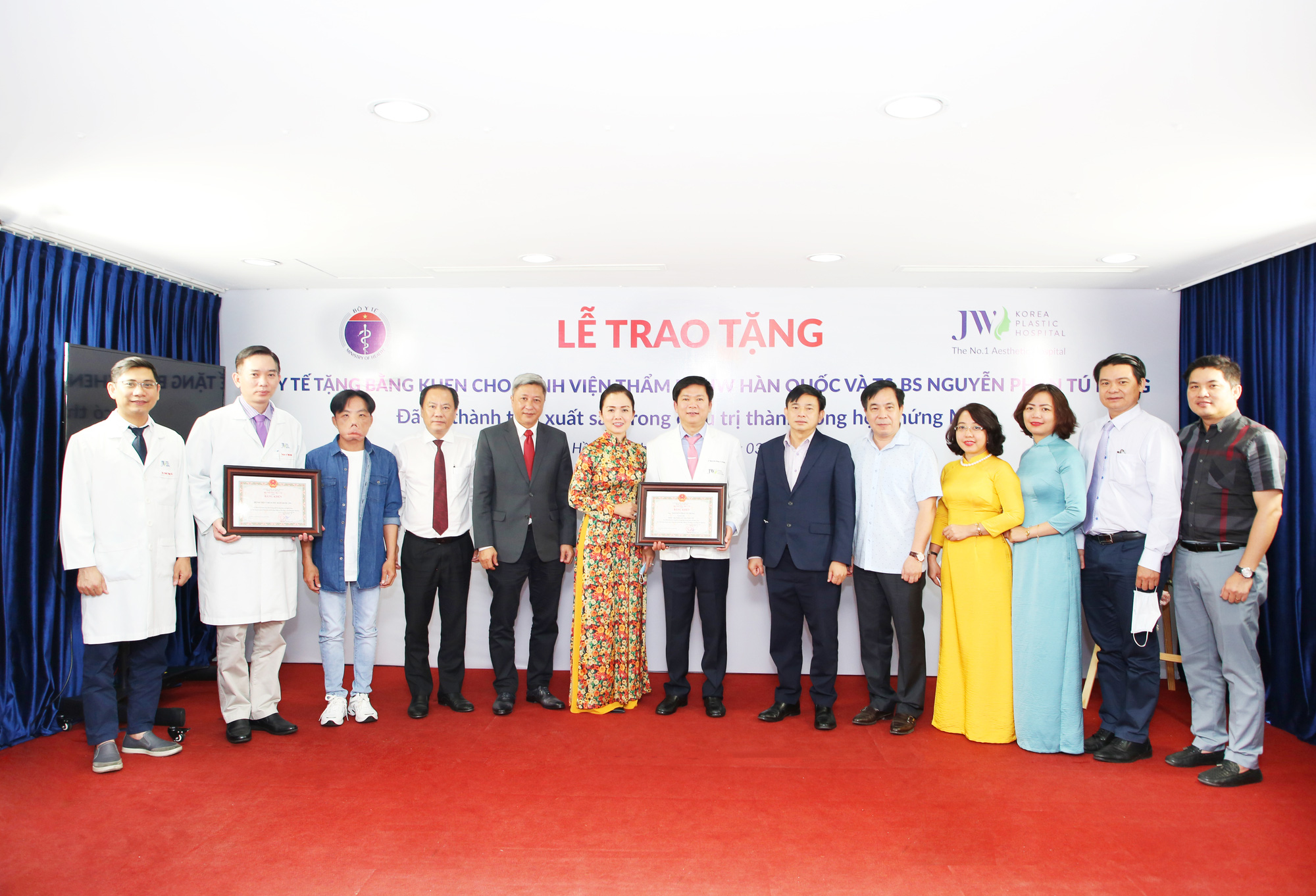 Bộ Y tế tặng bằng khen ê-kíp phẫu thuật tìm lại dung mạo cho chàng trai "mặt quỷ"