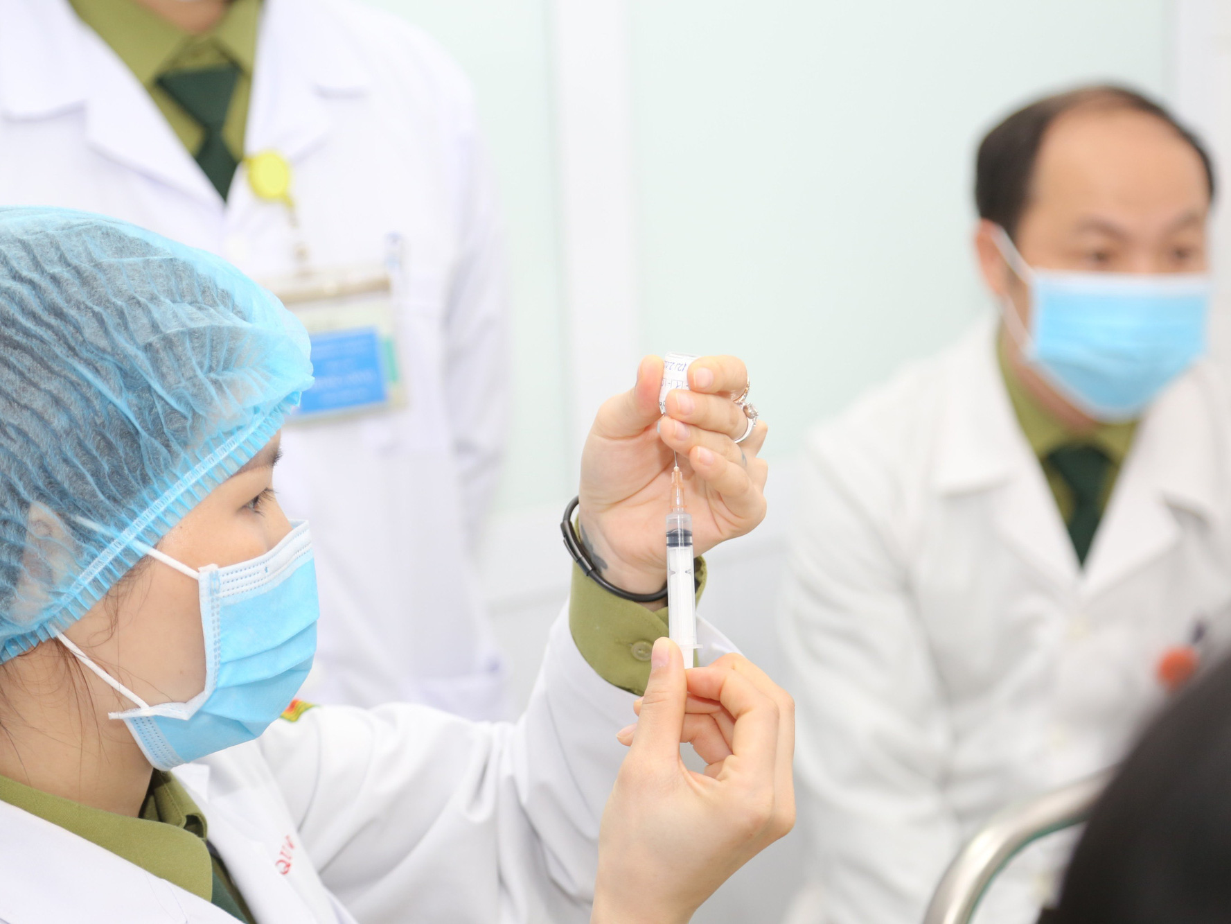 Nhân viên y tế ở Hà Nội, TP HCM, Hải Dương... sẽ tiêm vắc-xin Covid-19 trong tuần tới