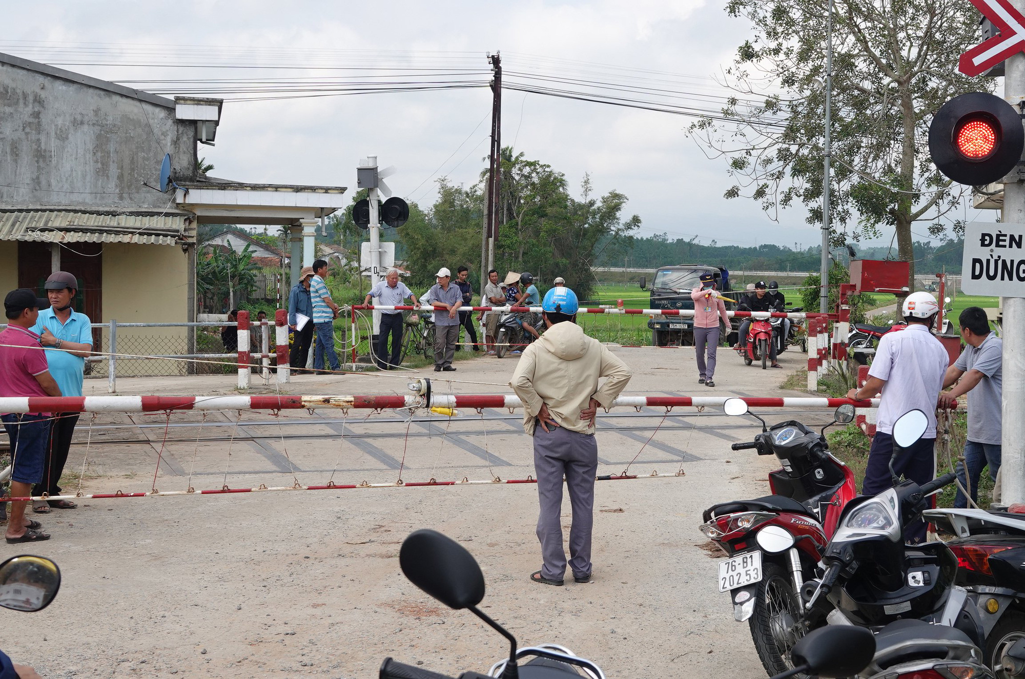 Nhân viên chậm hạ gác chắn tàu hỏa, ô tô gặp họa khiến gia đình 3 người thương vong