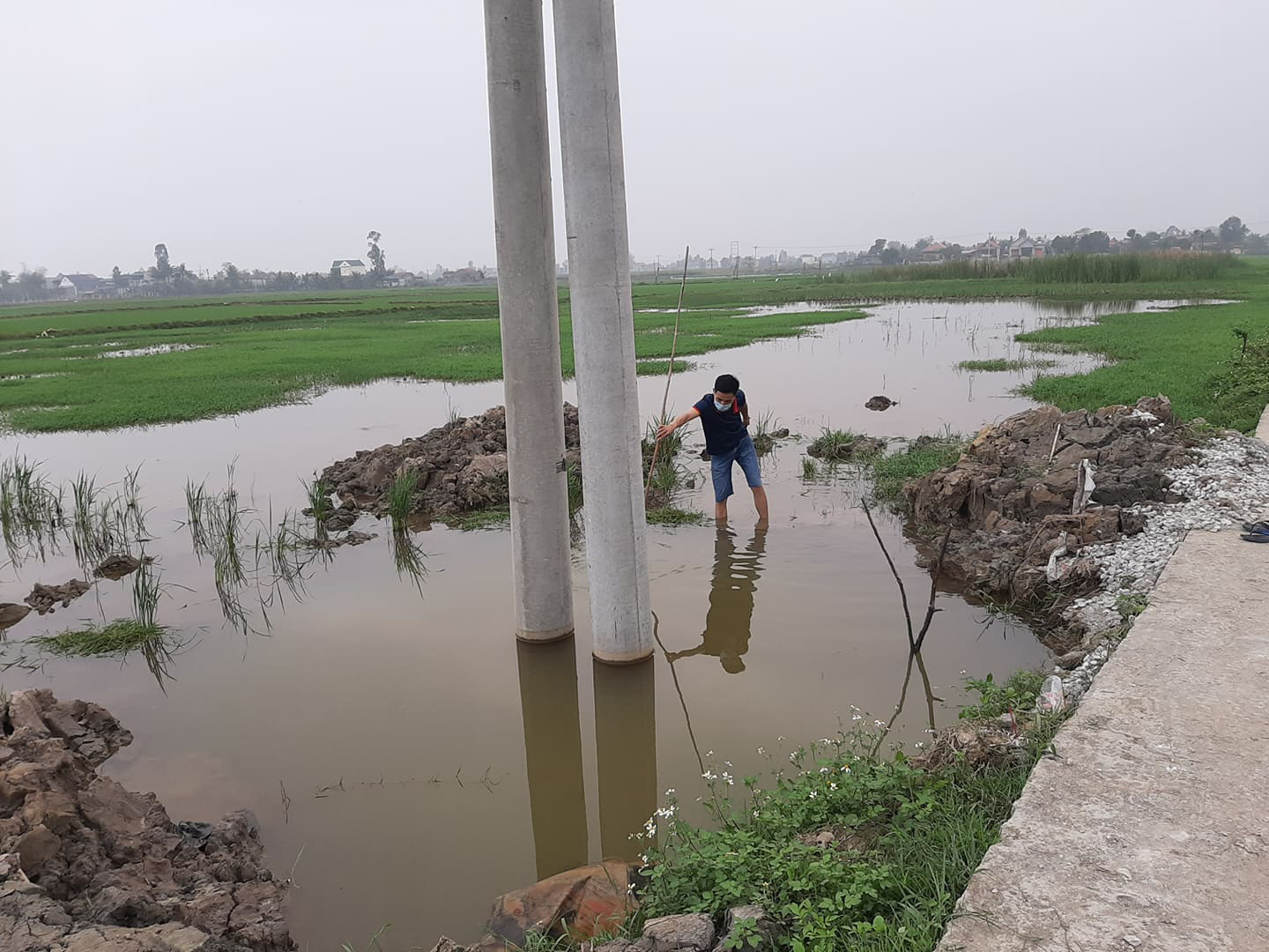Công an vào cuộc vụ 2 trẻ nhỏ chết đuối dưới hố chôn cột điện