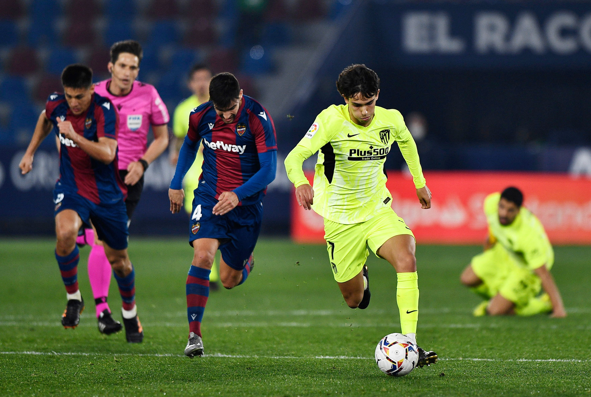 N&oacute;ng derby Madrid, chờ m&agrave;n đại chiến hai số 9 - Ảnh 2.