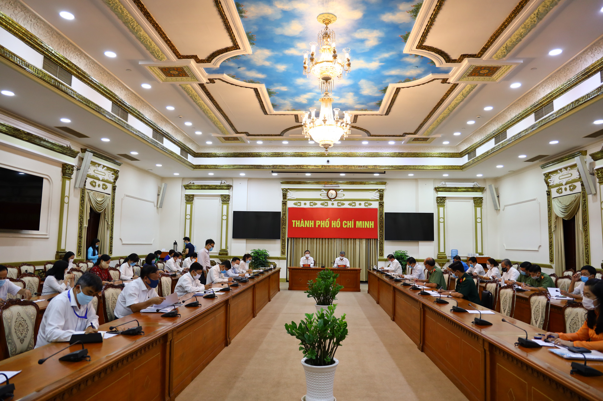 L&atilde;nh đạo TP HCM  chỉ đạo g&igrave; khi TP tiến h&agrave;nh ti&ecirc;m vắc-xin ngừa Covid-19? - Ảnh 2.