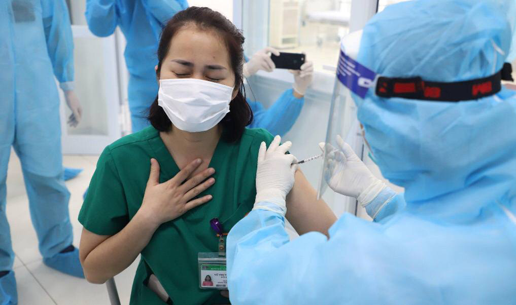Cận cảnh ti&ecirc;m vắc-xin Covid-19 ở tuyến đầu - Ảnh 41.