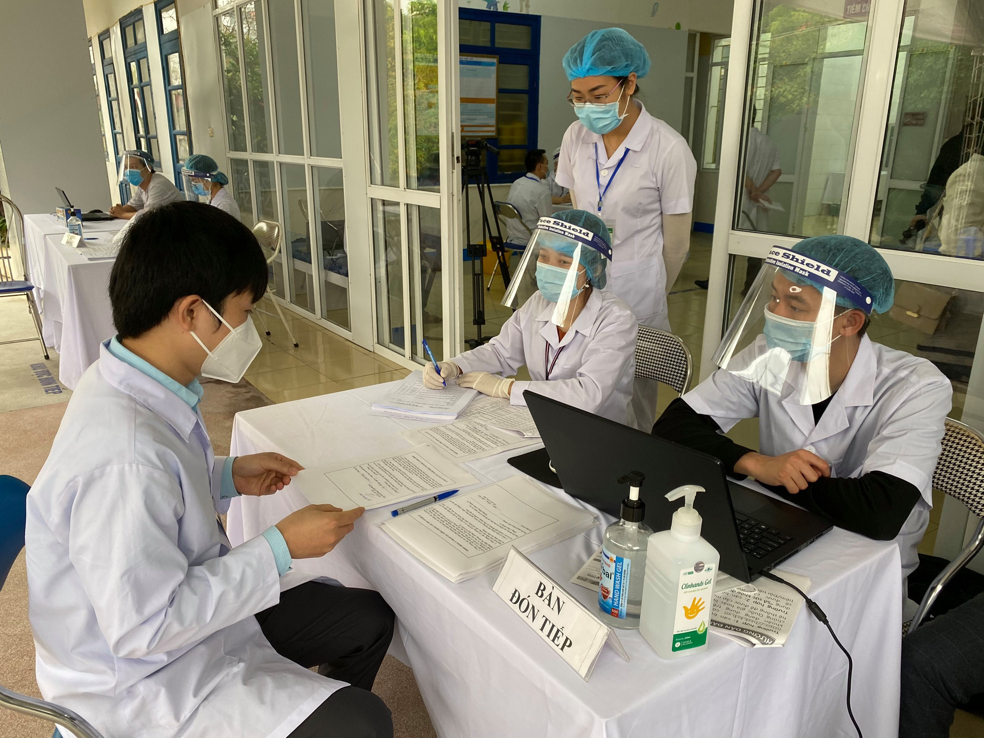 Cận cảnh ti&ecirc;m vắc-xin Covid-19 ở tuyến đầu - Ảnh 36.