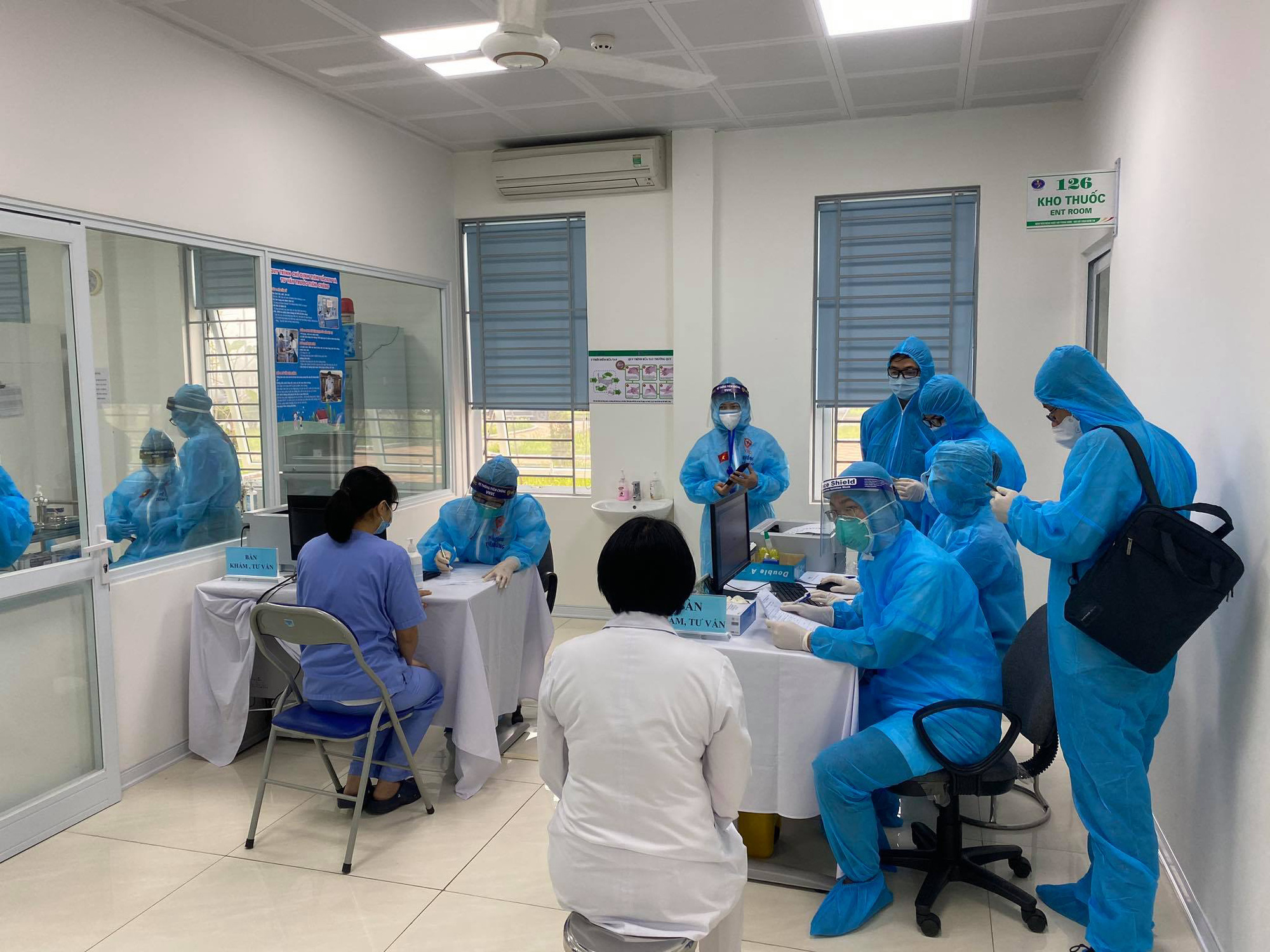 Cận cảnh ti&ecirc;m vắc-xin Covid-19 ở tuyến đầu - Ảnh 17.
