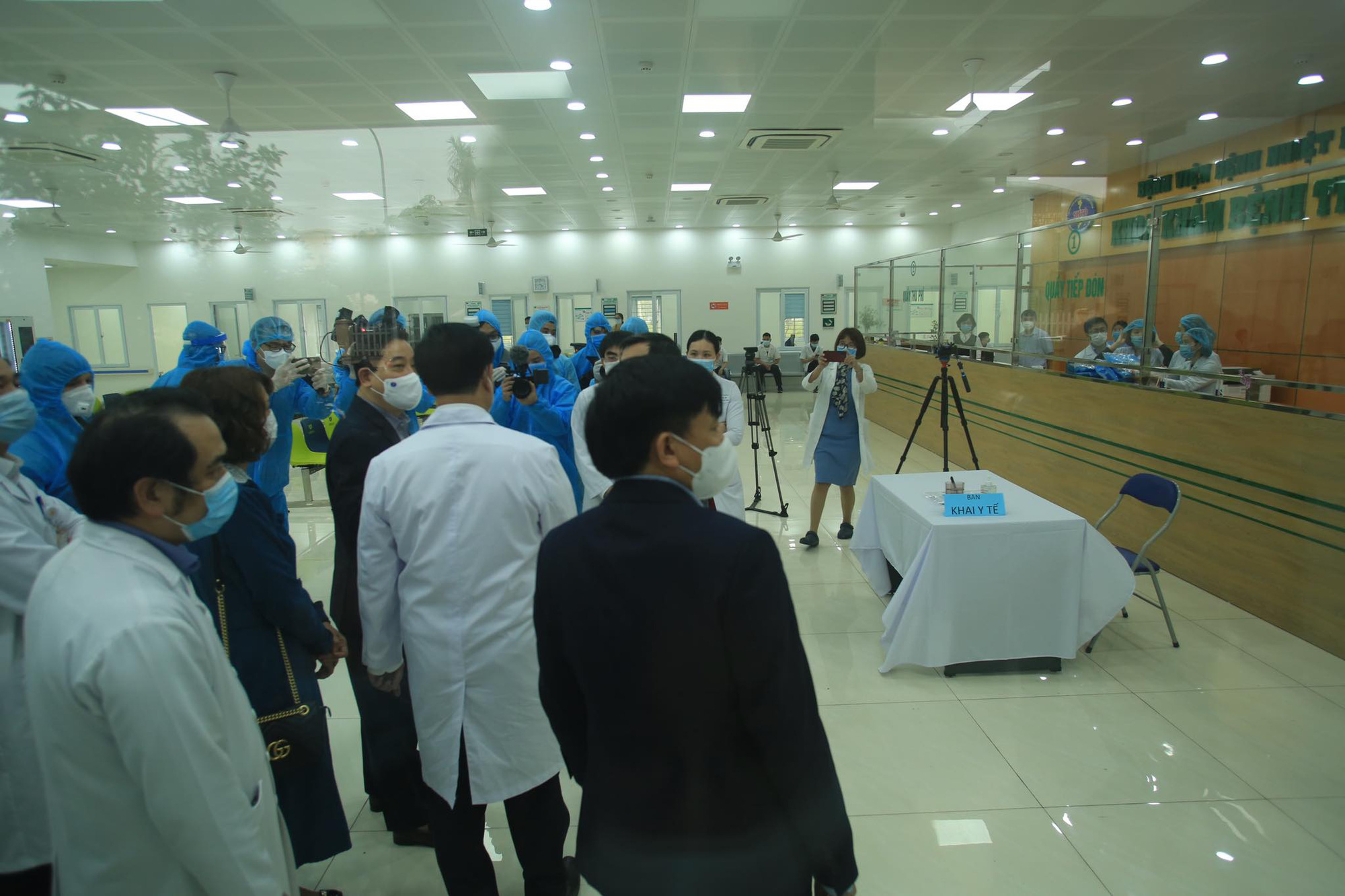 Cận cảnh ti&ecirc;m vắc-xin Covid-19 ở tuyến đầu - Ảnh 10.