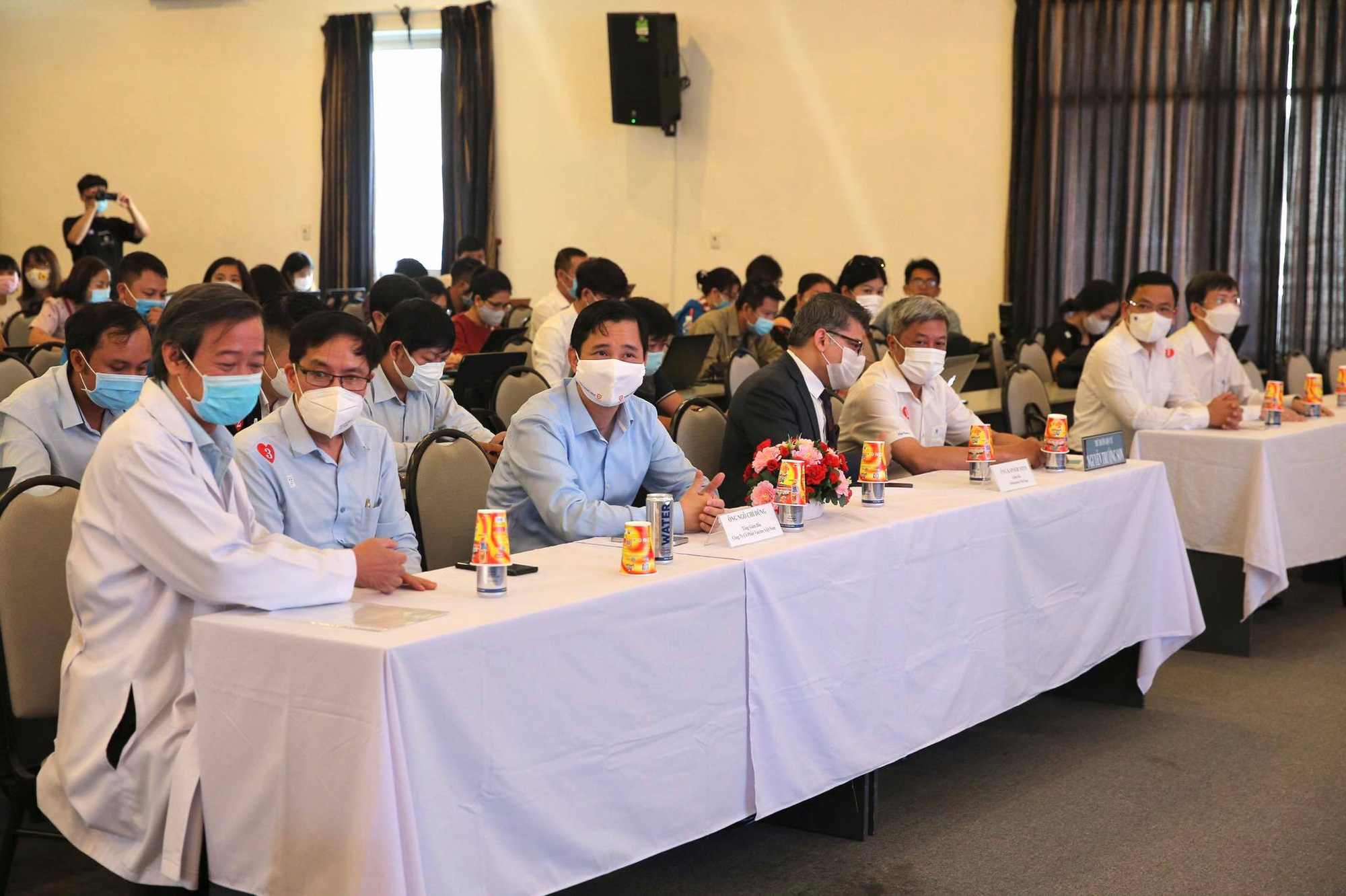 100 nhân viên y tế trực tiếp chăm sóc bệnh nhân Covid-19 được tiêm vắc-xin đầu tiên - Ảnh 1.