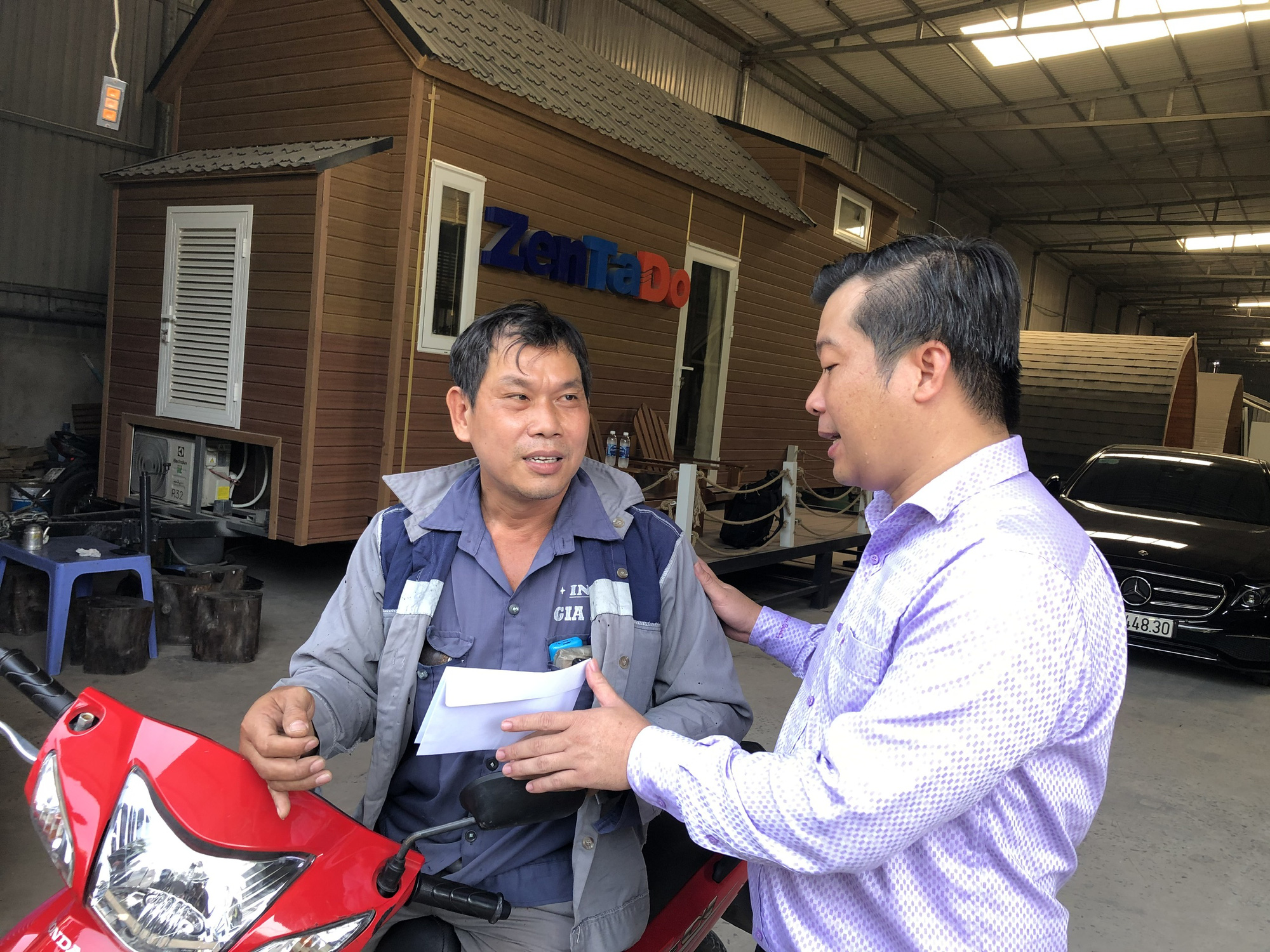 Cái kết khó tin cho người đàn ông bất cẩn va chạm xe máy với ôtô - Ảnh 3.