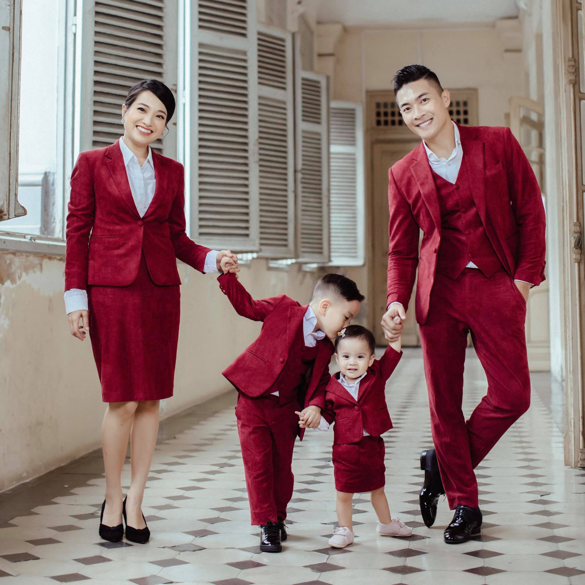 Gia đình “Hoàng tử xiếc” Quốc Cơ diện suit đỏ mừng kỷ niệm đặc biệt
