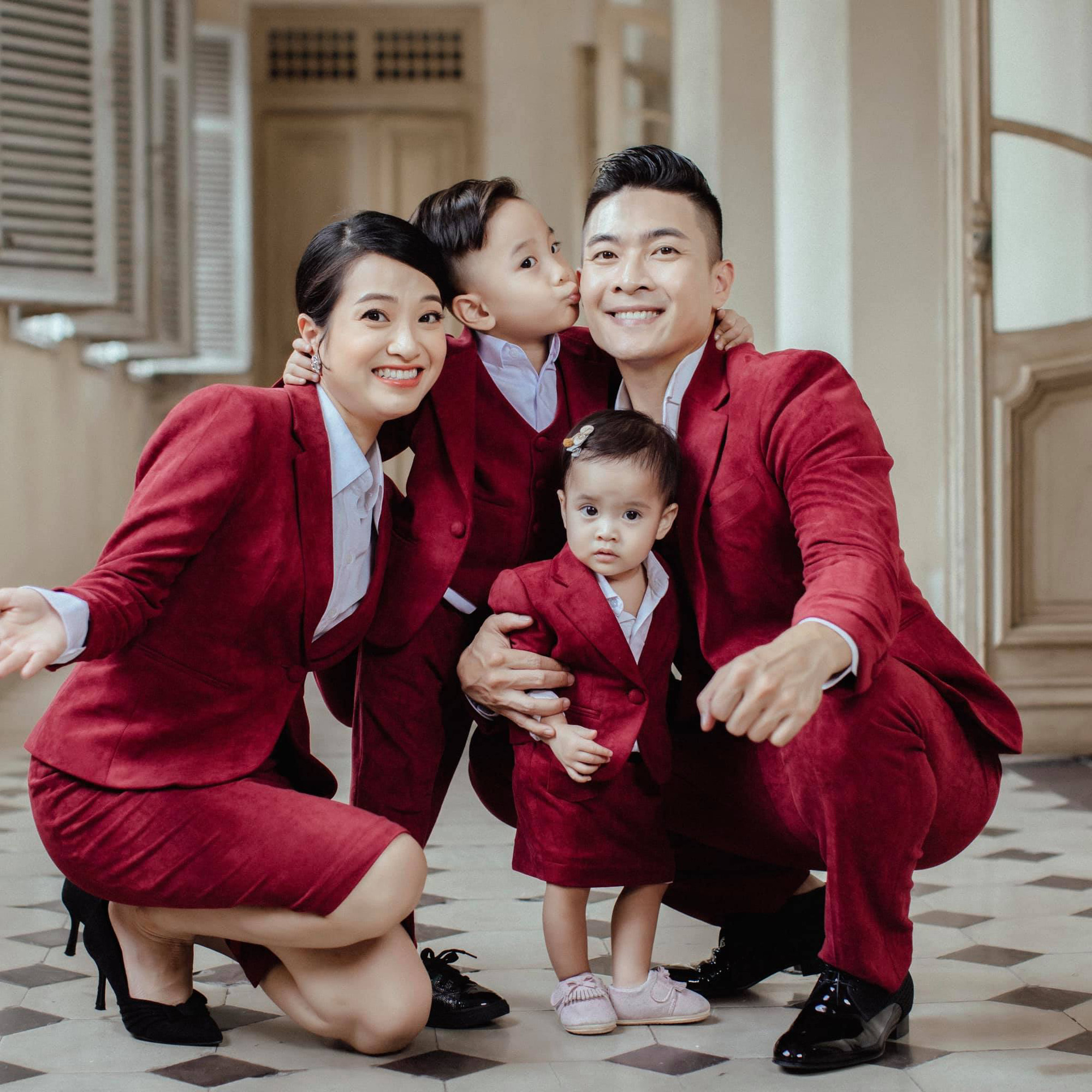 Gia đình “Hoàng tử xiếc” Quốc Cơ diện suit đỏ mừng kỷ niệm đặc biệt - Ảnh 3.