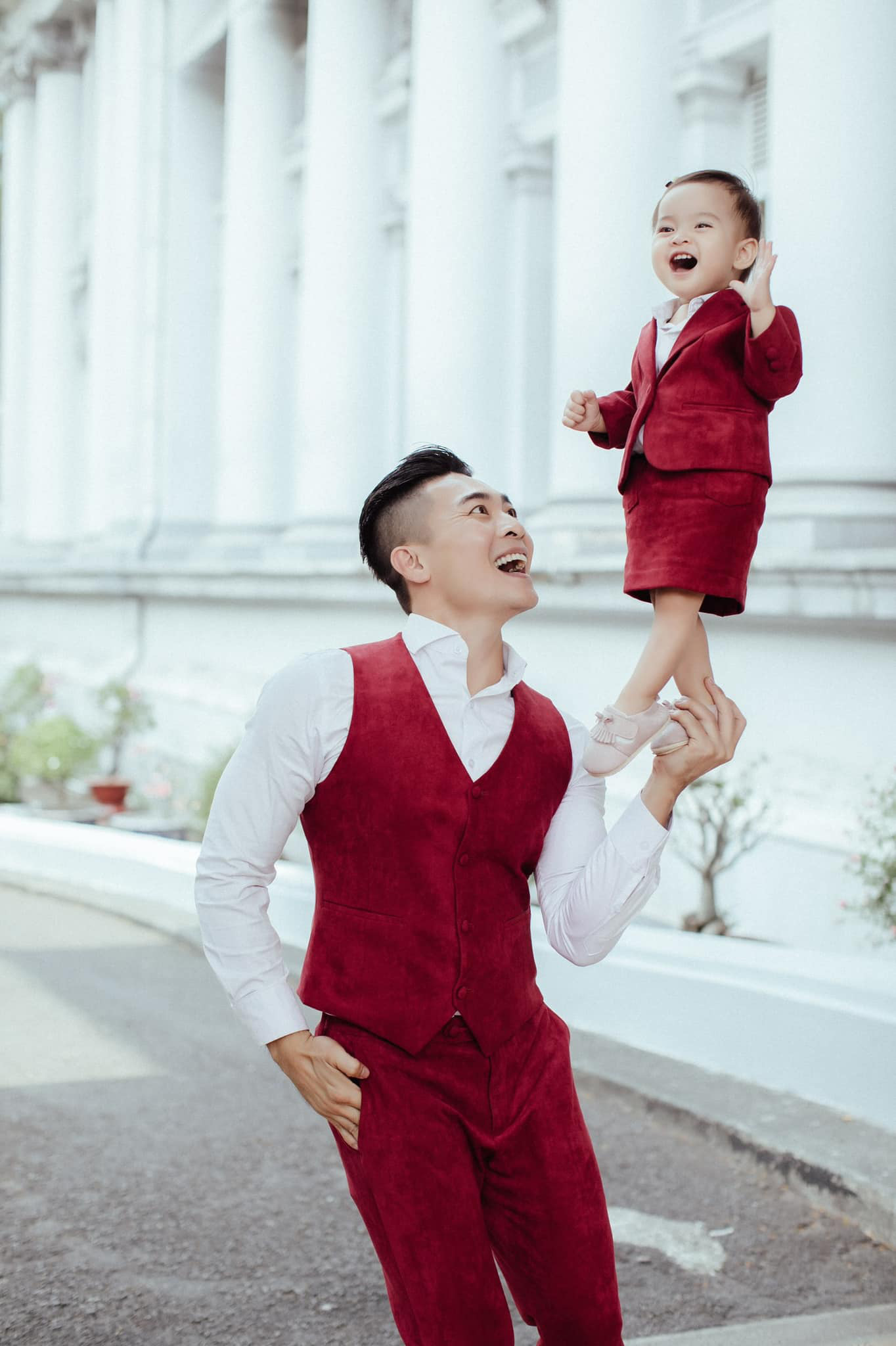 Gia đình “Hoàng tử xiếc” Quốc Cơ diện suit đỏ mừng kỷ niệm đặc biệt - Ảnh 4.