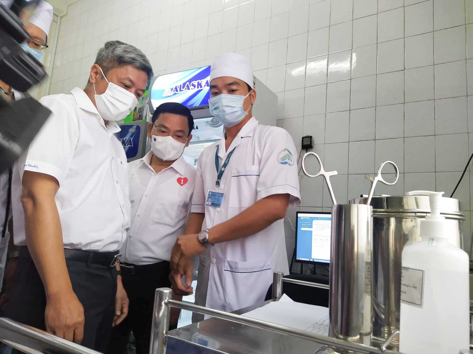 Tâm sự của các nhân viên y tế được tiêm vắc-xin Covid-19 đầu tiên - Ảnh 8.