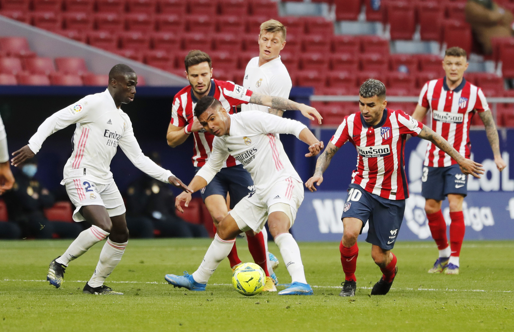Benzema cứu Real Madrid, Atletico nợ chồng chất trận derby thủ đ&ocirc; - Ảnh 7.