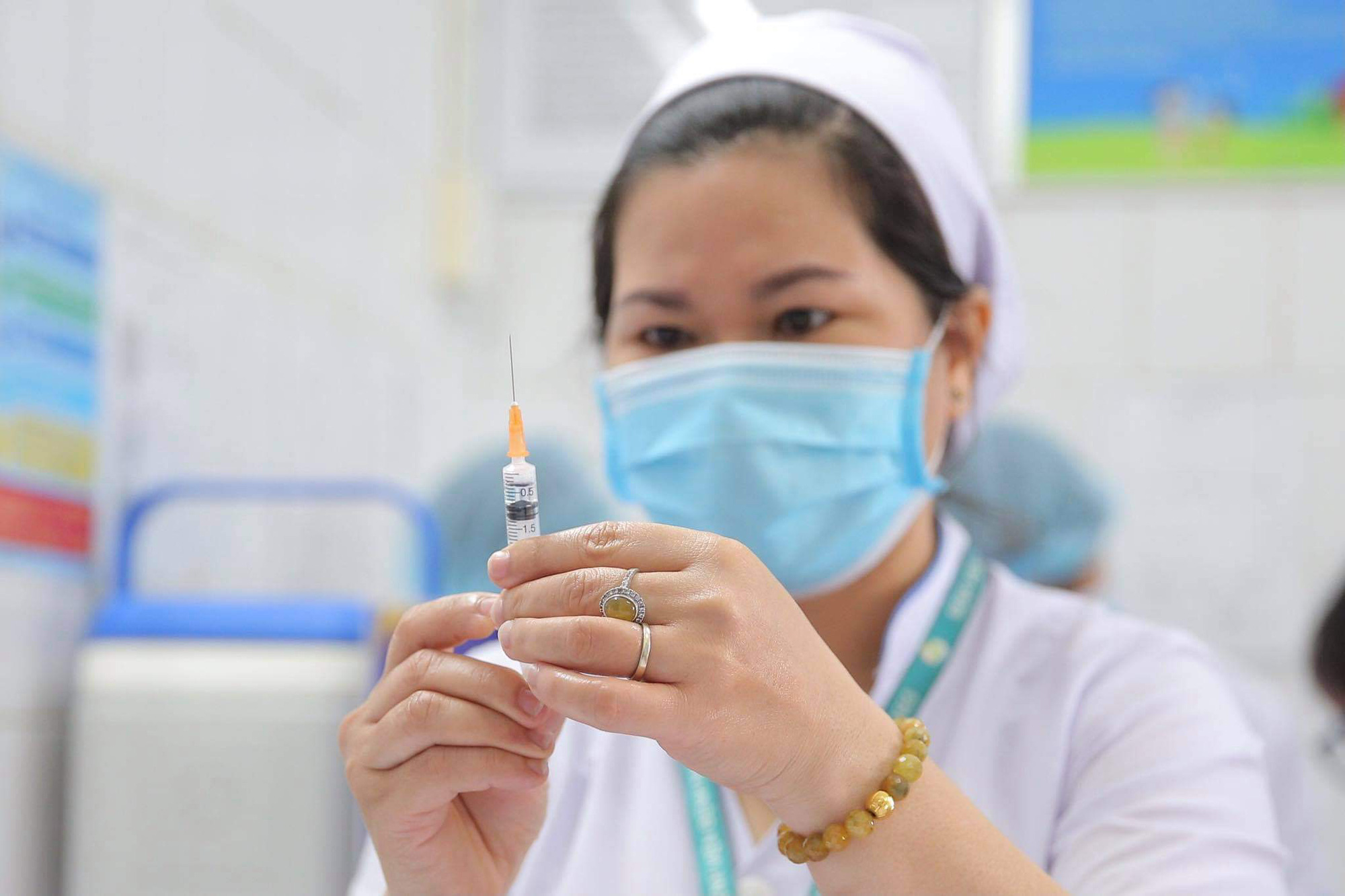 Tâm sự của các nhân viên y tế được tiêm vắc-xin Covid-19 đầu tiên