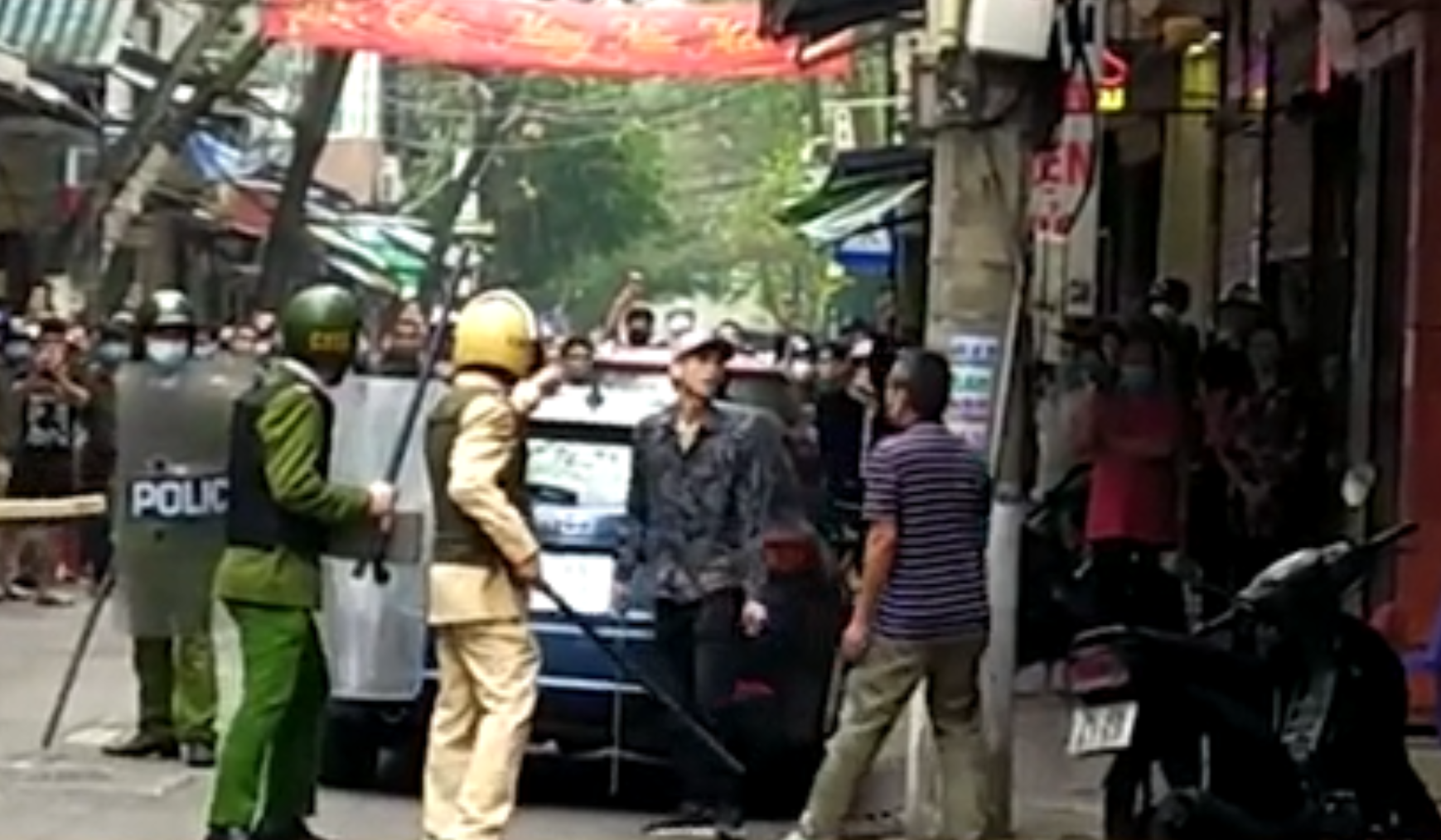 Thanh niên "ngáo đá" cầm kiếm dài hơn 1 m ra đường chém loạn xạ vào ôtô và nhà dân