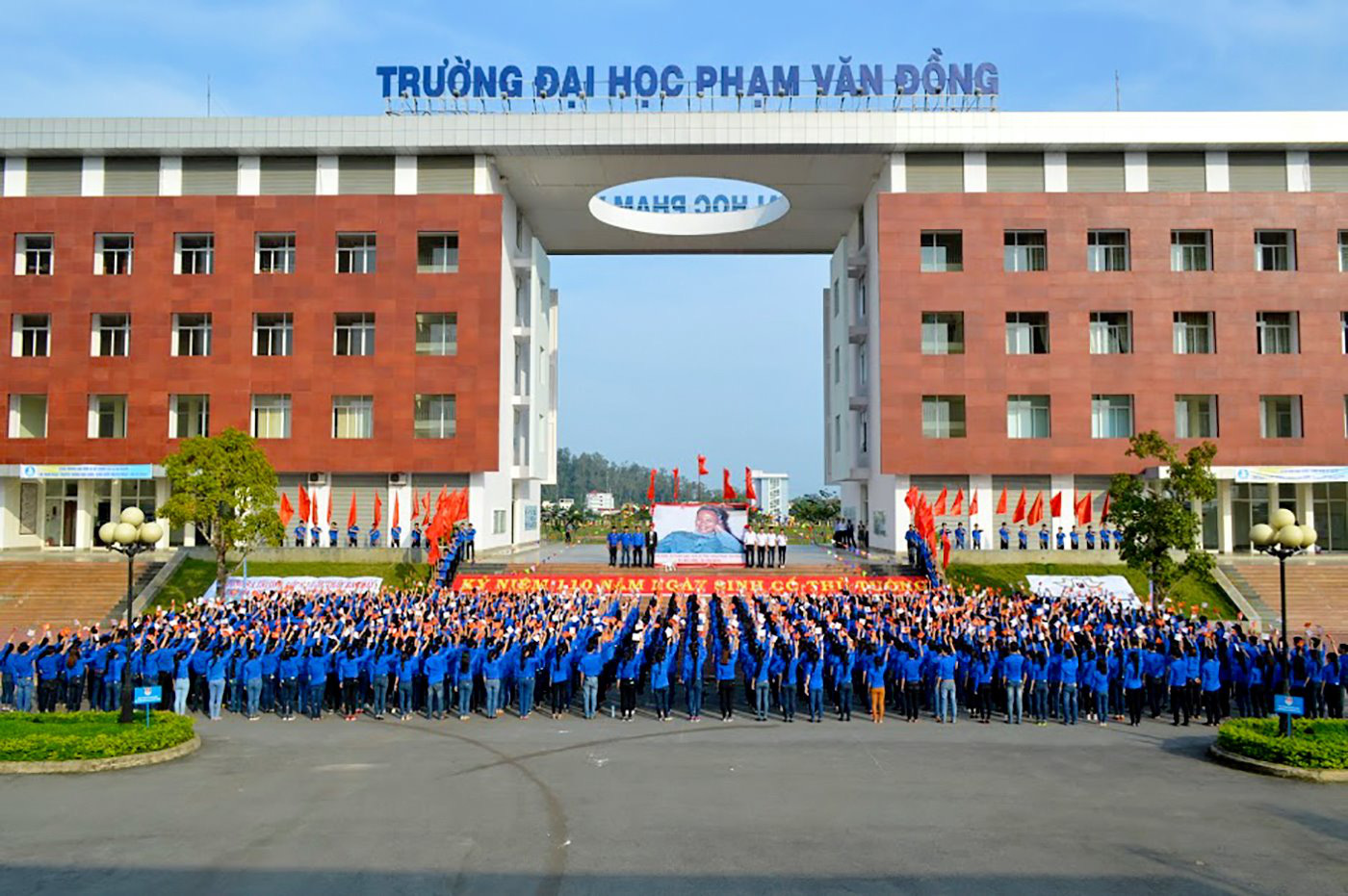 Trao giấy chứng nhận kiểm định gi&aacute;o dục cho Trường Đại học Phạm Văn Đồng - Ảnh 2.