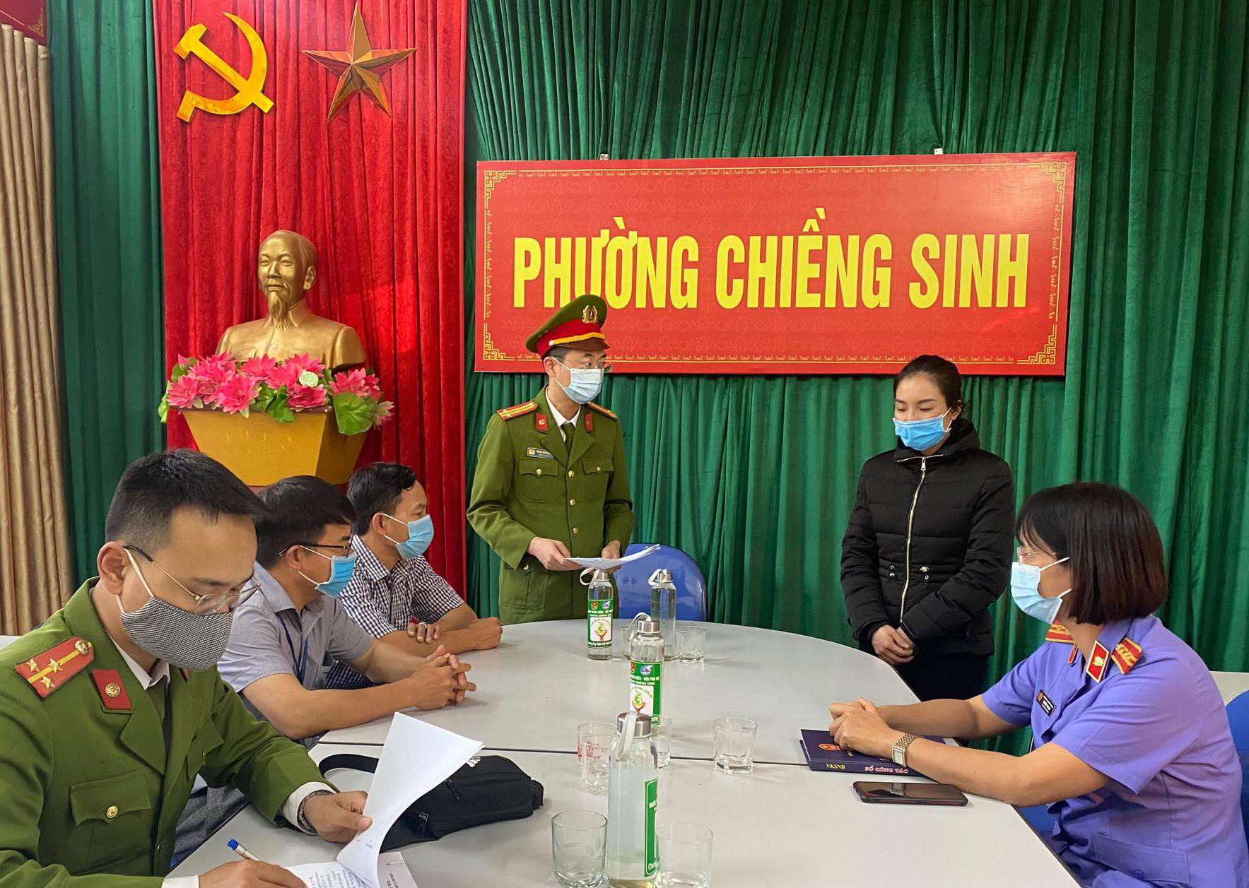 Nữ thủ quỹ xinh đẹp l&agrave;m thủ tục cho kh&aacute;ch vay tiền xong mang đi đ&aacute;nh bạc - Ảnh 2.