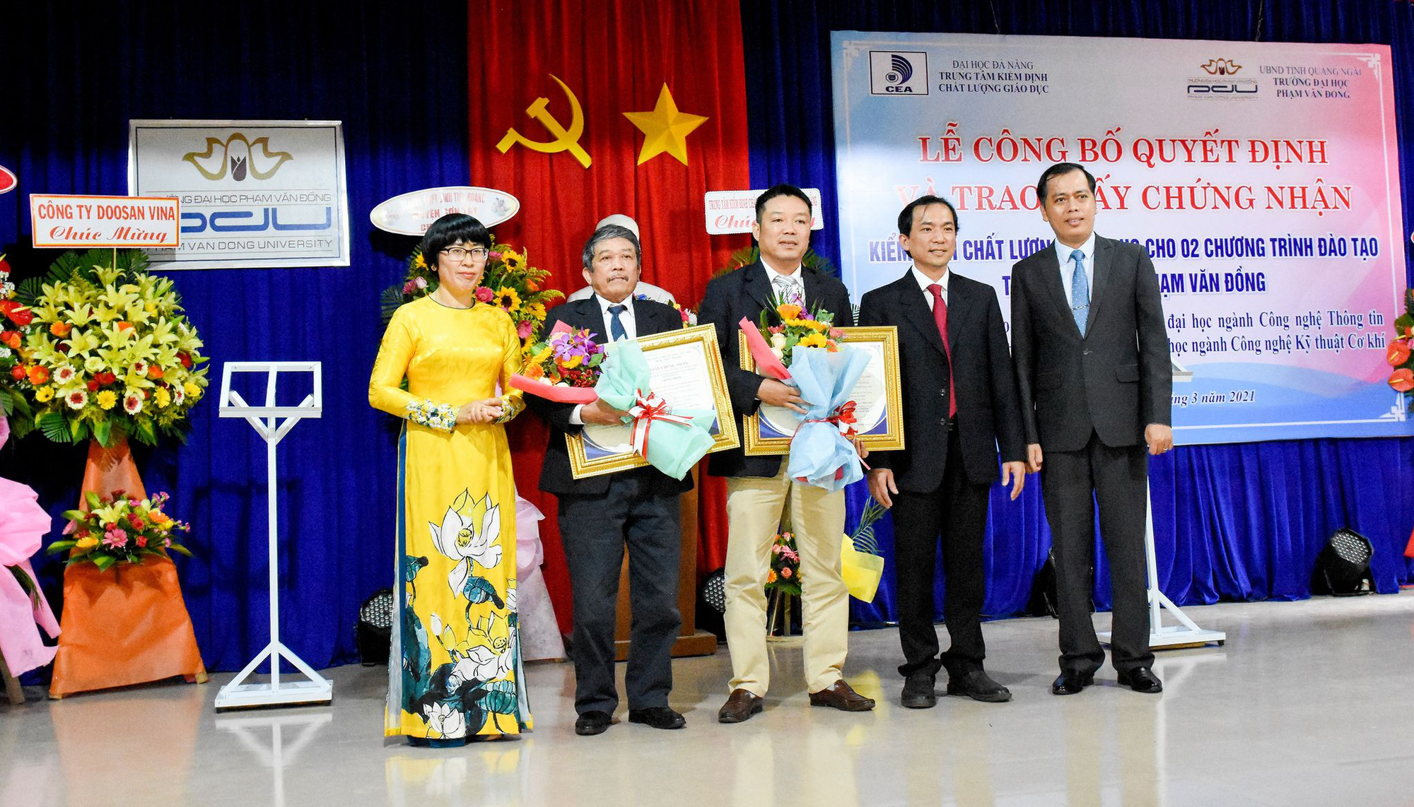 Trao giấy chứng nhận kiểm định gi&aacute;o dục cho Trường Đại học Phạm Văn Đồng - Ảnh 1.