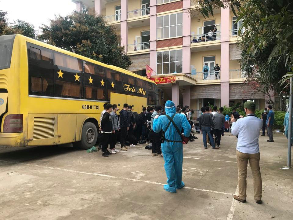 Xe kh&aacute;ch chở 53 người Trung Quốc nghi nhập cảnh tr&aacute;i ph&eacute;p - Ảnh 6.
