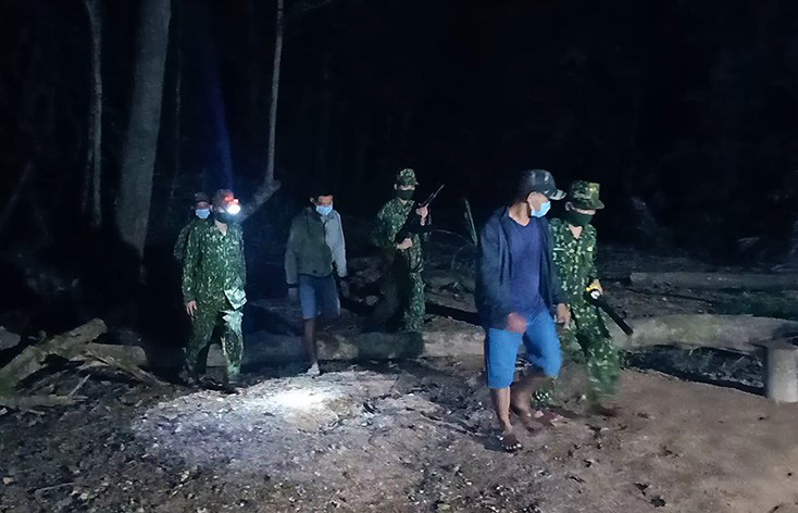Vượt biên về thăm vợ con, 2 người đàn ông bị bắt giữ