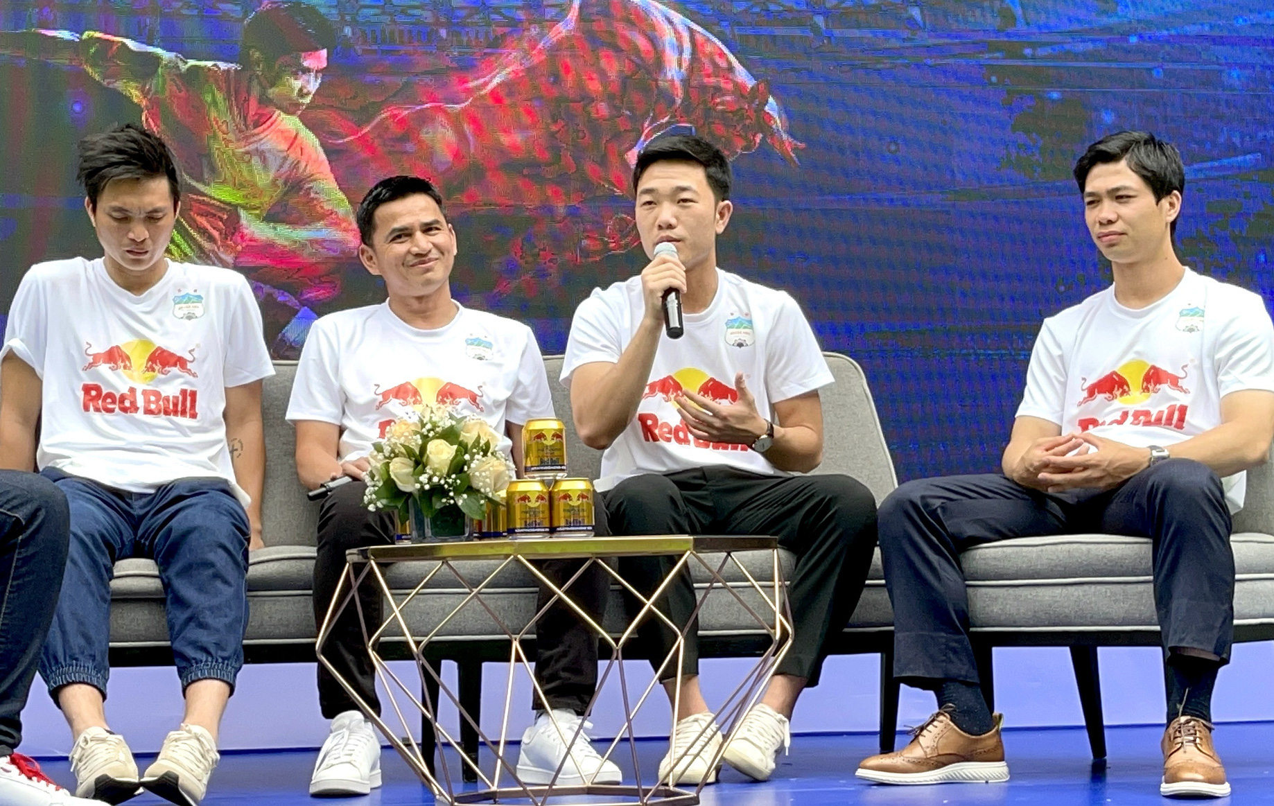 Xuân Trường phiên dịch cho HLV Kiatisak, Công Phượng trải lòng về mục tiêu V-League 2021
