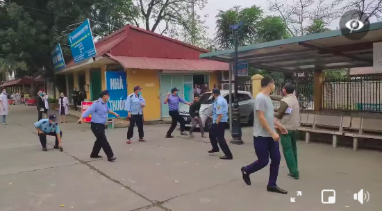 Bảo vệ và người nhà bệnh nhân hỗn chiến vì nhắc đeo khẩu trang - Ảnh 2.