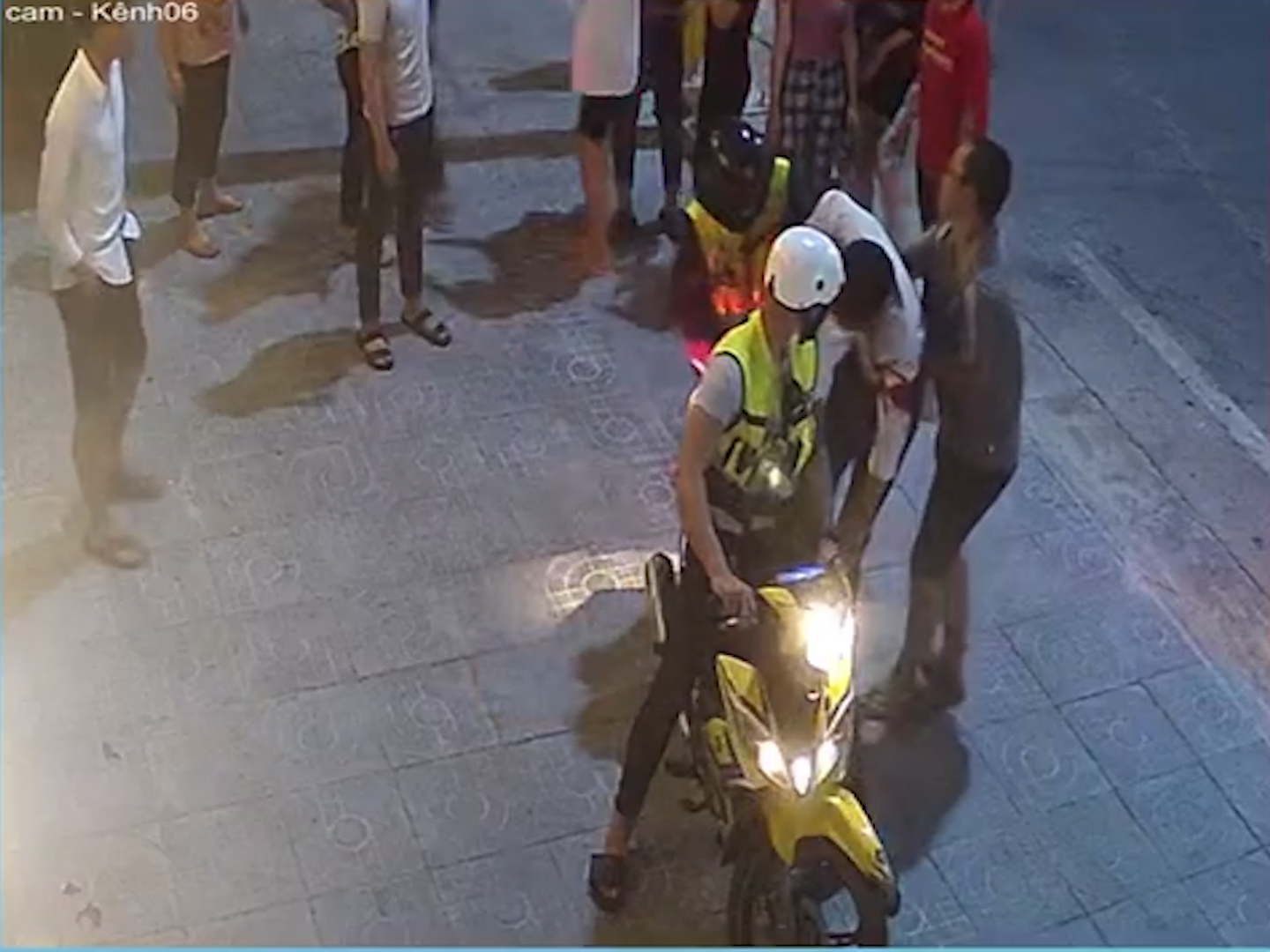 Clip: Nam thanh ni&ecirc;n bị nh&oacute;m c&ocirc;n đồ đuổi ch&eacute;m tới tấp trong đ&ecirc;m - Ảnh 2.