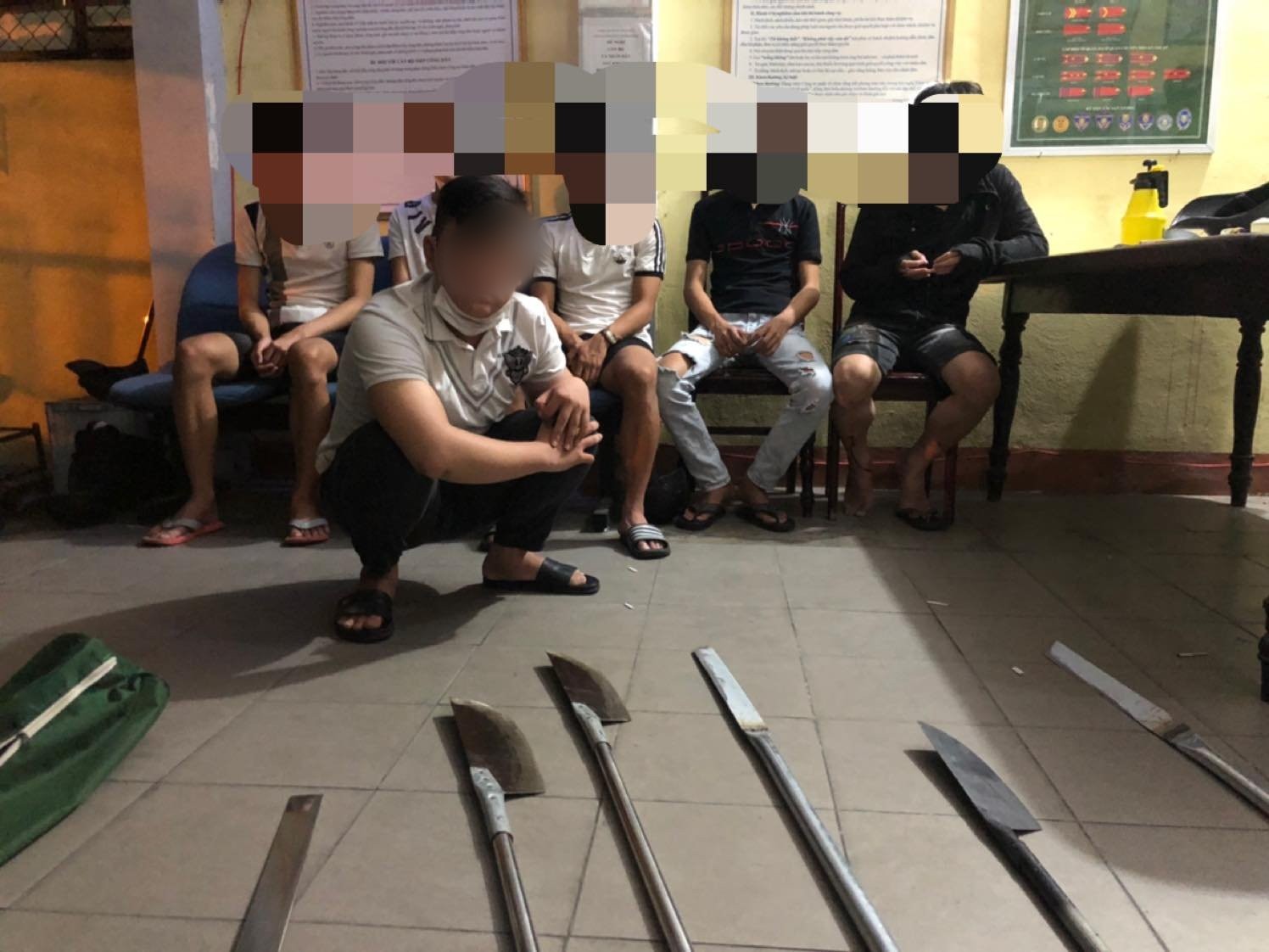 CLIP: Cảnh sát nổ súng trấn áp nhóm thiếu niên thanh toán nhau trong đêm
