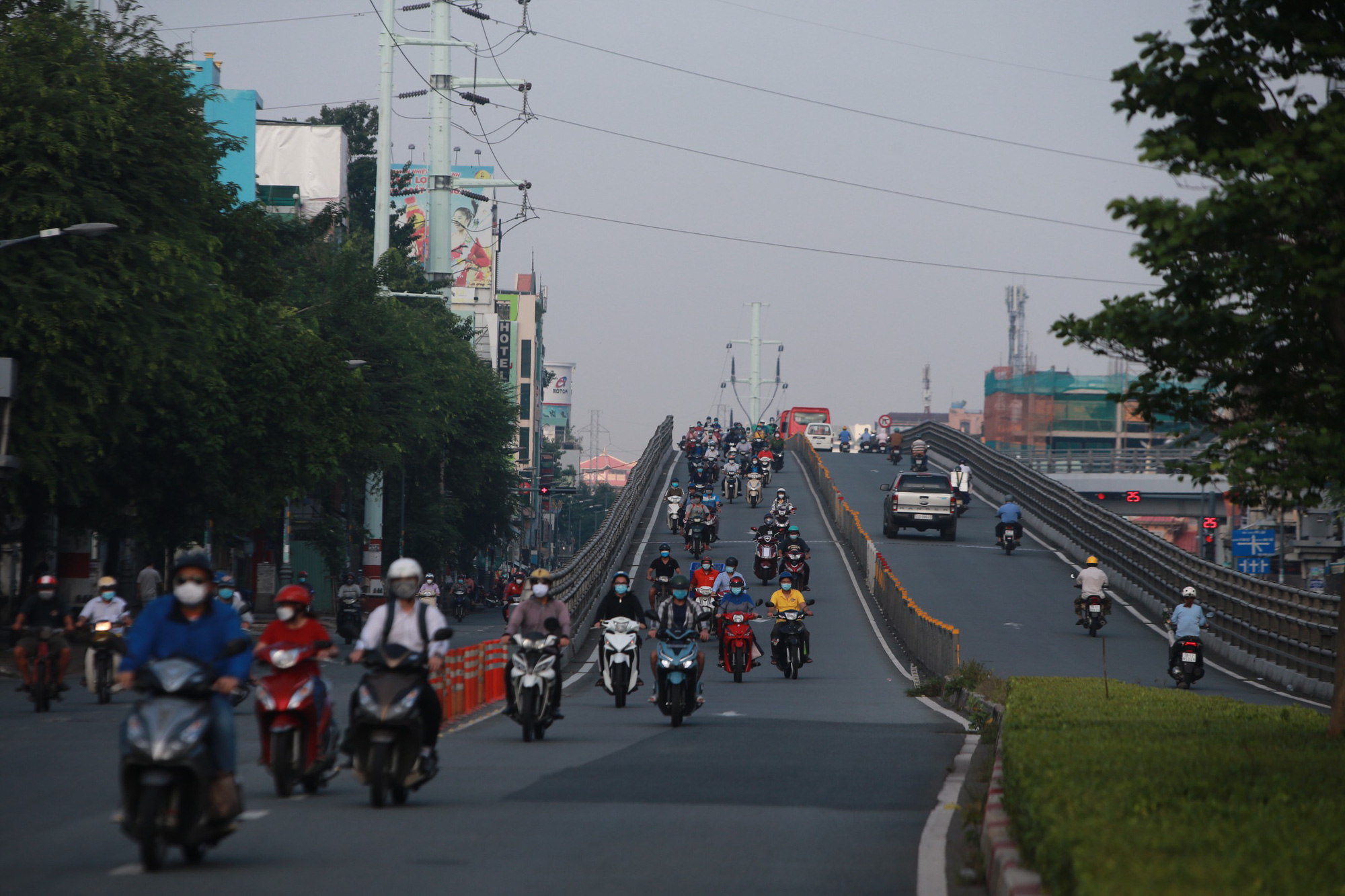 Những h&igrave;nh ảnh lạ m&agrave; rất quen ng&agrave;y đầu ti&ecirc;n TP HCM mở cửa - Ảnh 7.