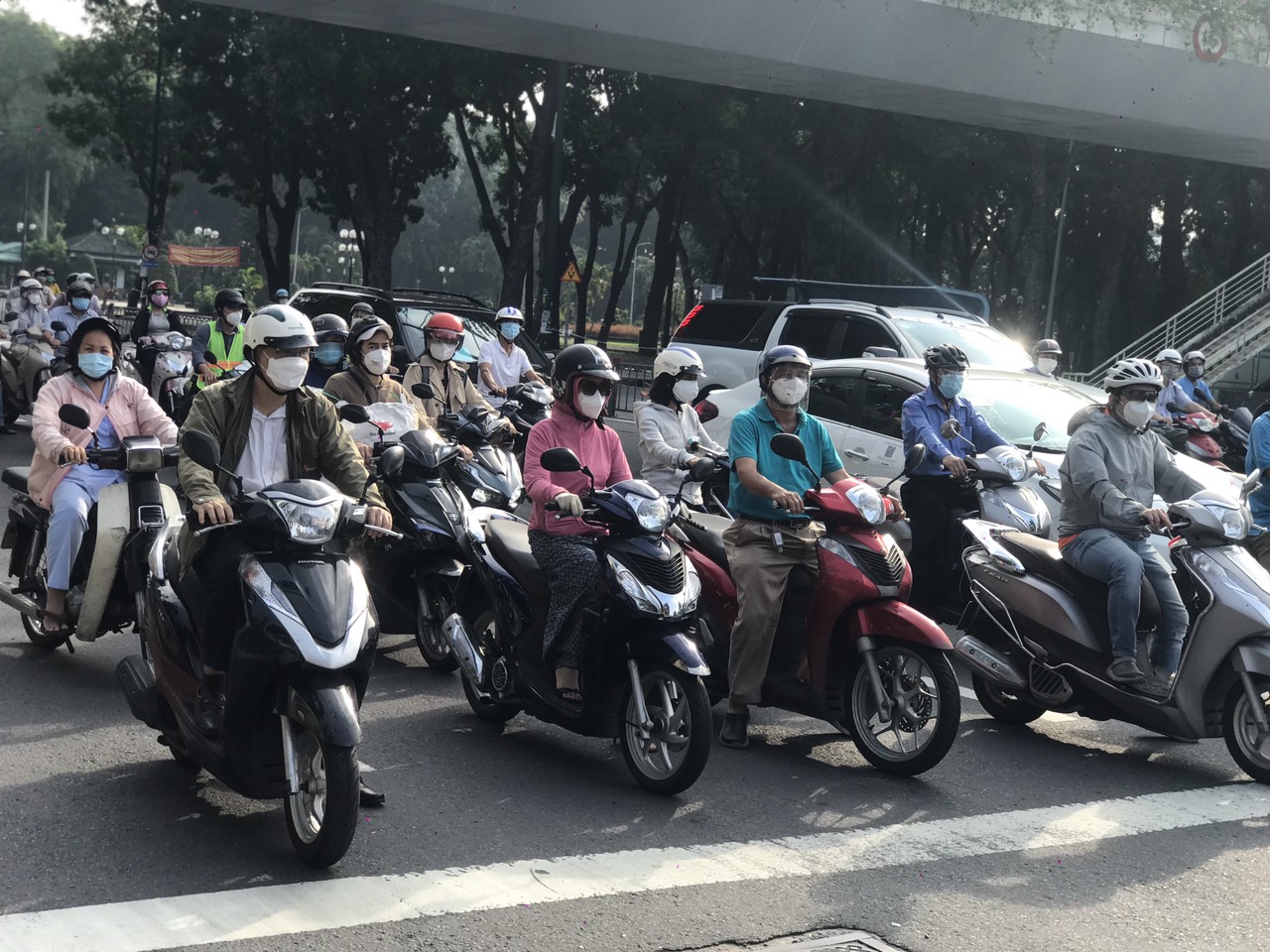 Những h&igrave;nh ảnh lạ m&agrave; rất quen ng&agrave;y đầu ti&ecirc;n TP HCM mở cửa - Ảnh 2.