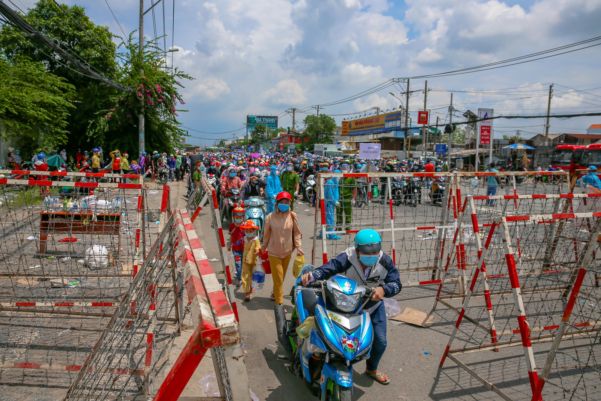Qu&acirc;n đội, c&ocirc;ng an tặng thực phẩm, nước uống cho người d&acirc;n trước khi rời TP HCM về qu&ecirc; - Ảnh 10.