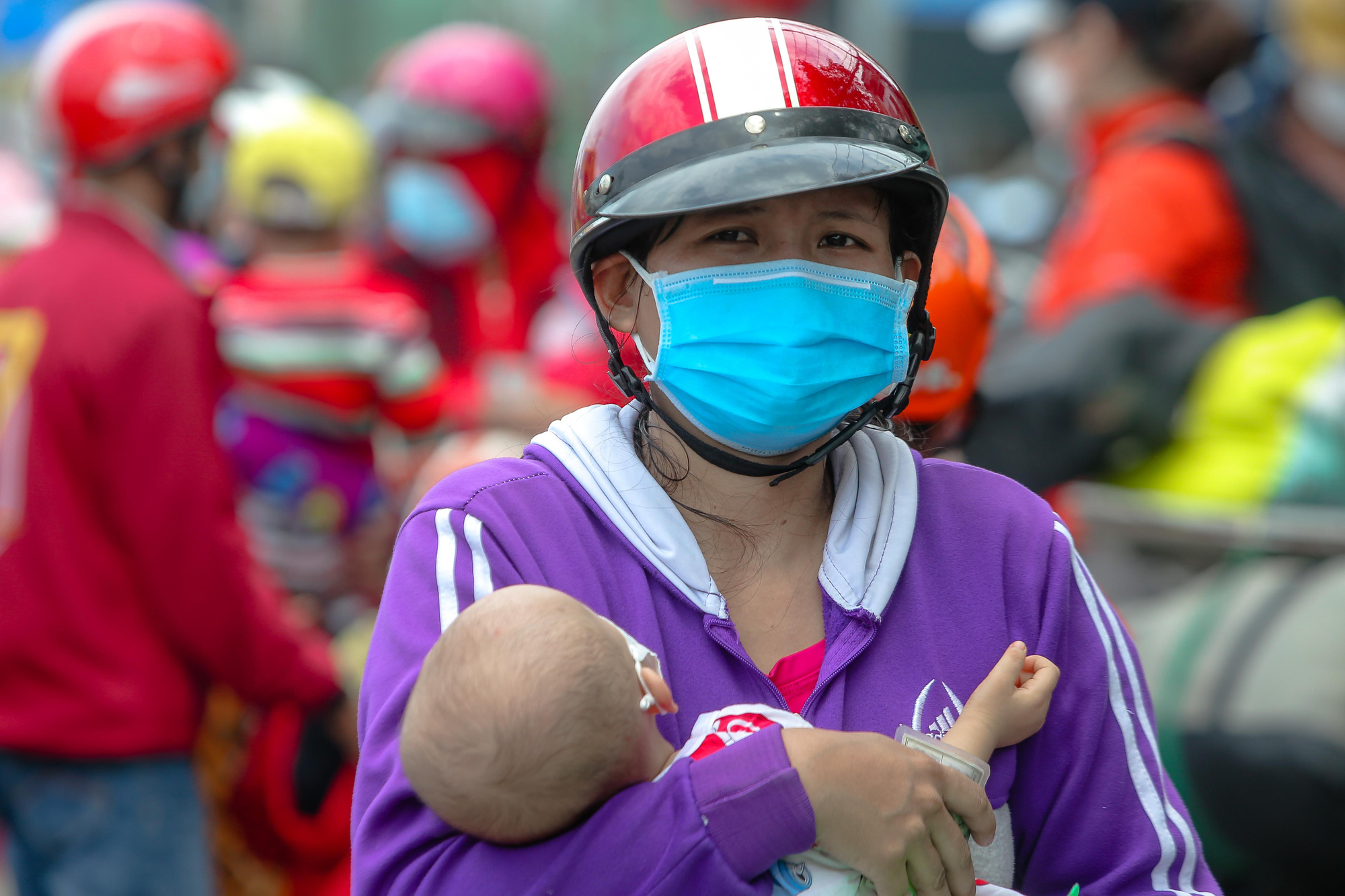 Qu&acirc;n đội, c&ocirc;ng an tặng thực phẩm, nước uống cho người d&acirc;n trước khi rời TP HCM về qu&ecirc; - Ảnh 8.