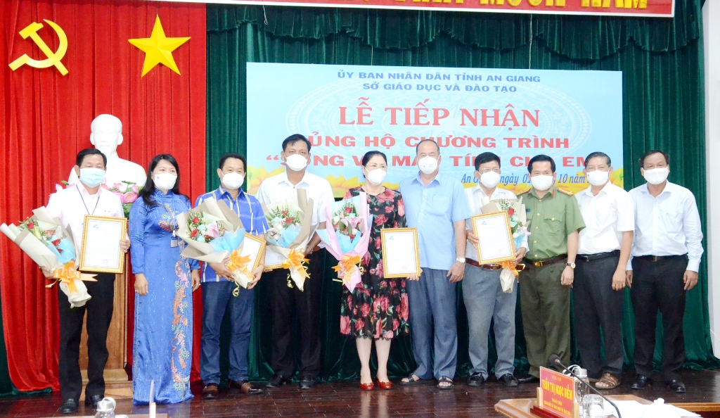 An Giang: Hơn 1.200 máy tính bảng giúp học sinh nghèo học trực tuyến