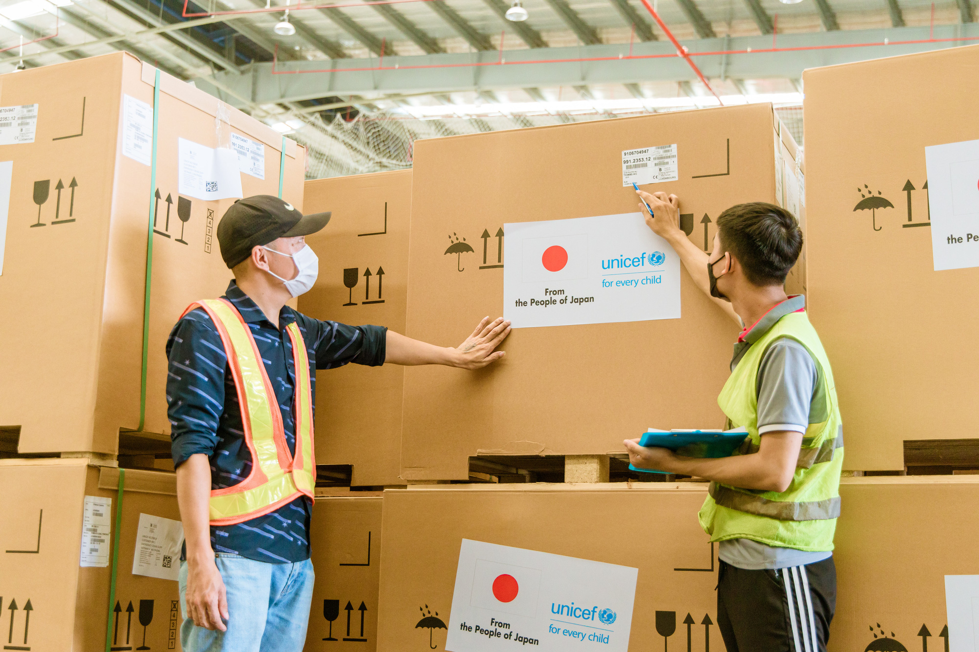 300 tủ lạnh bảo quản vắc-xin do Nhật Bản - UNICEF hỗ trợ đến Việt Nam