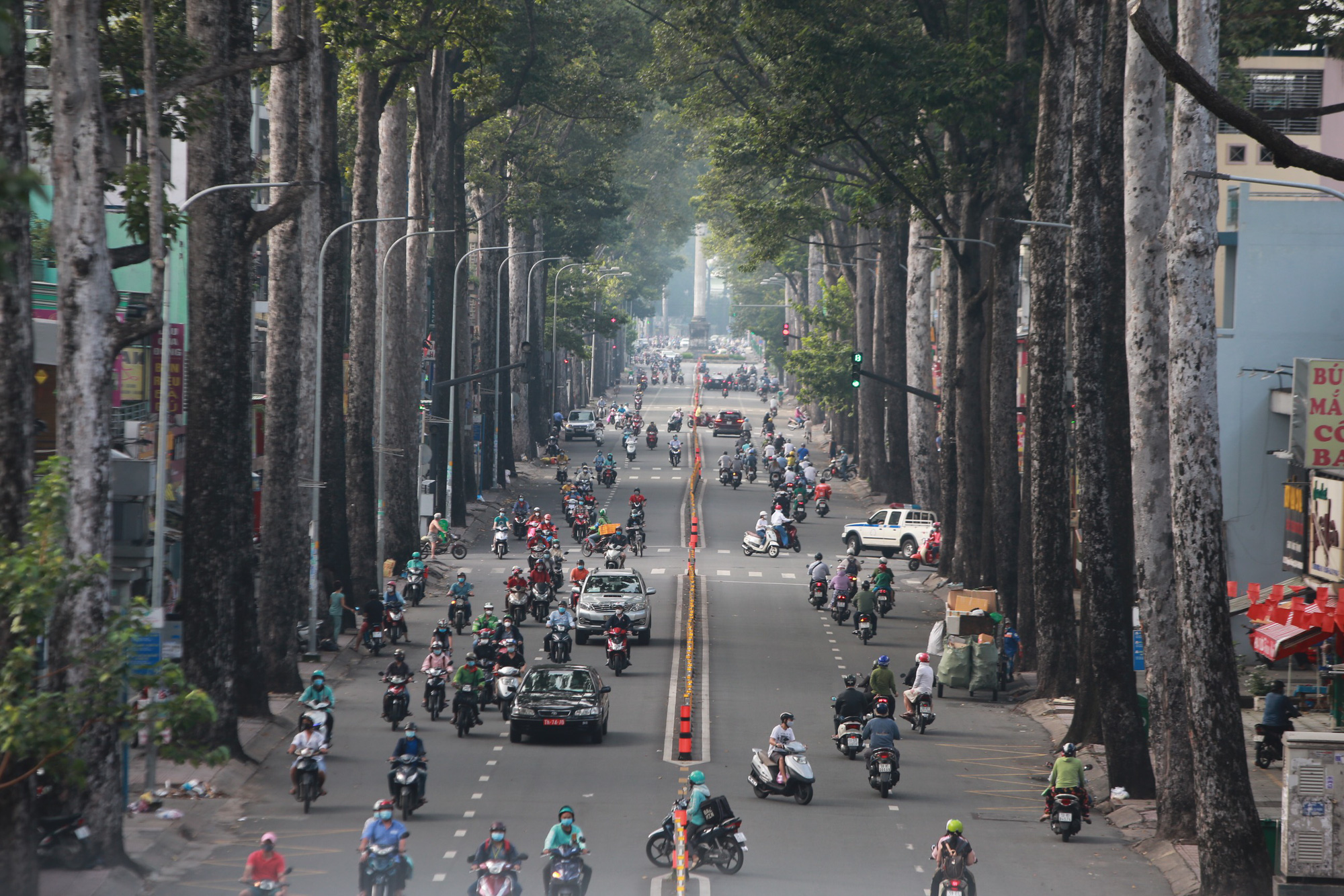 Bước ch&acirc;n ng&agrave;y mở cửa - Ảnh 1.