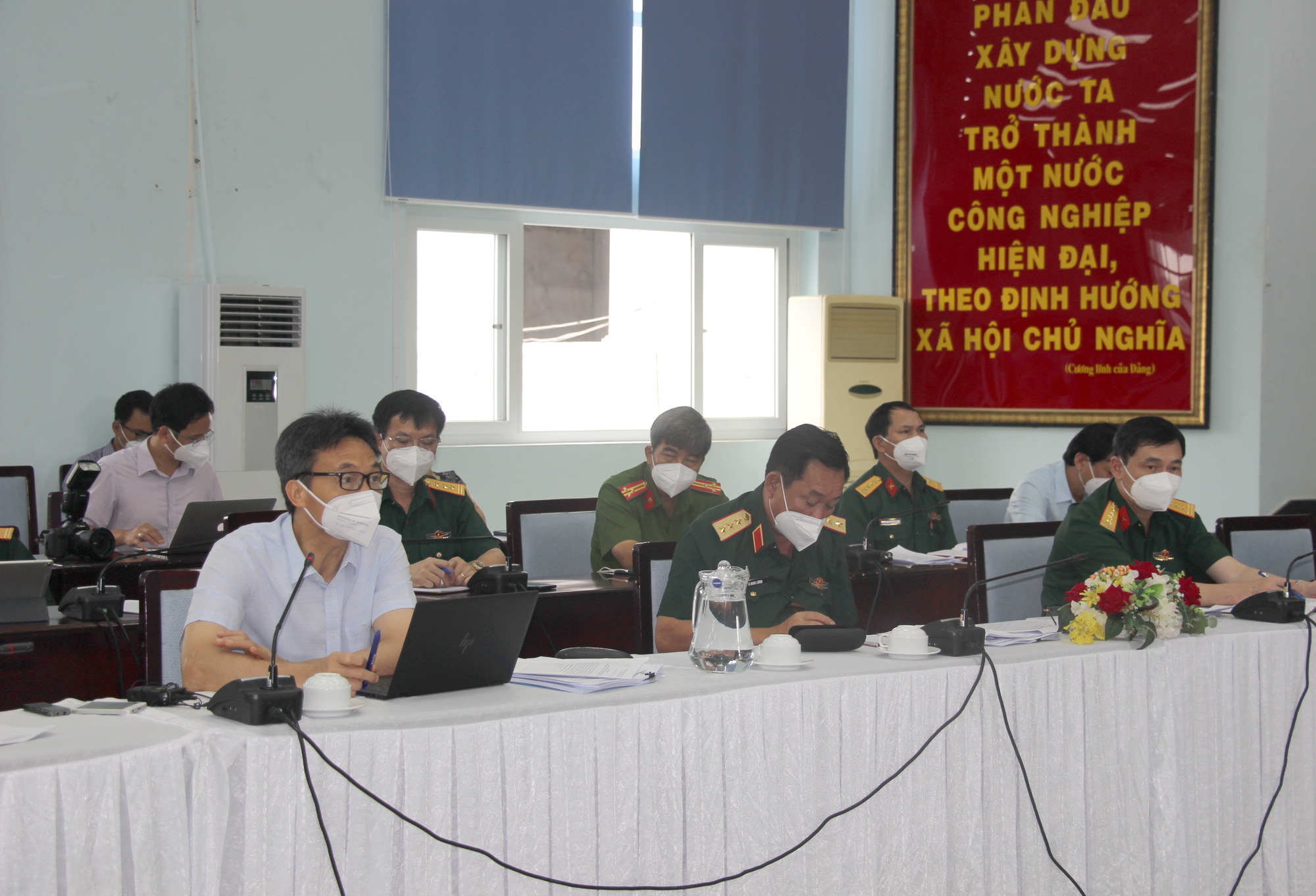 Phó Thủ tướng Vũ Đức Đam yêu cầu không được chủ quan, phải chủ động kiểm soát dịch bệnh - Ảnh 1.