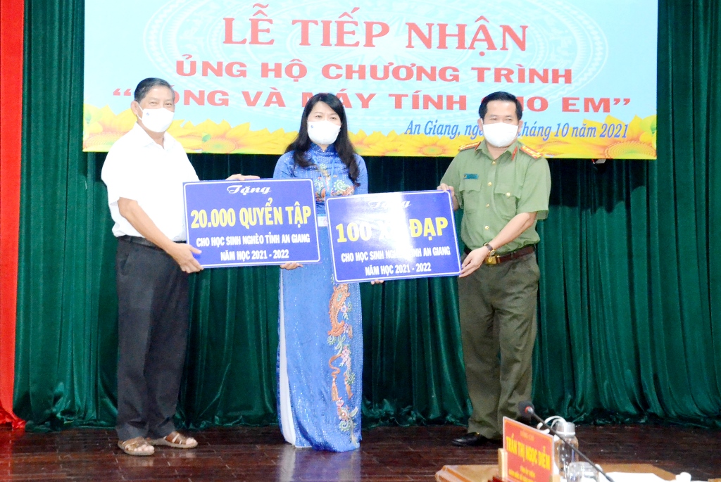 An Giang: Hơn 1.200 m&aacute;y t&iacute;nh bảng gi&uacute;p học sinh ngh&egrave;o học trực tuyến - Ảnh 2.