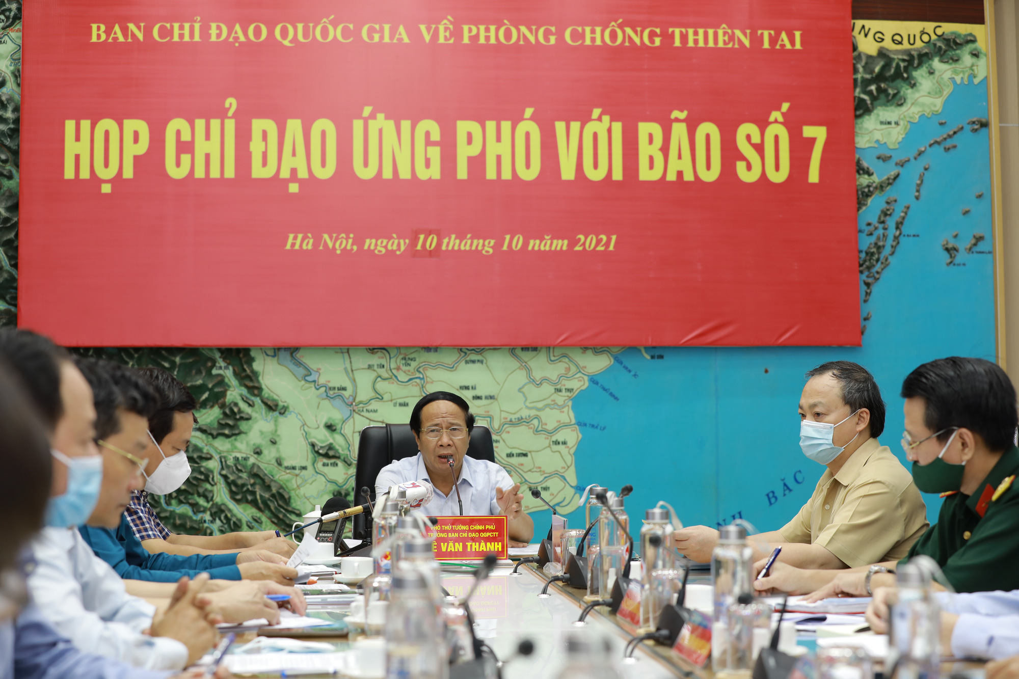 Bão Kompasu giật cấp 13 đang lao vào biển Đông, Phó Thủ tướng chủ trì họp khẩn