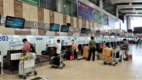 Ngày đầu thí điểm bay thương mại chưa suôn sẻ - Ảnh 1.