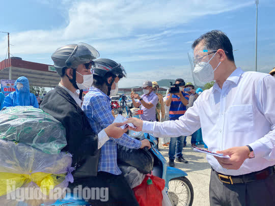 Bí thư Đà Nẵng trao chìa khóa xe máy mới cho bà con về quê