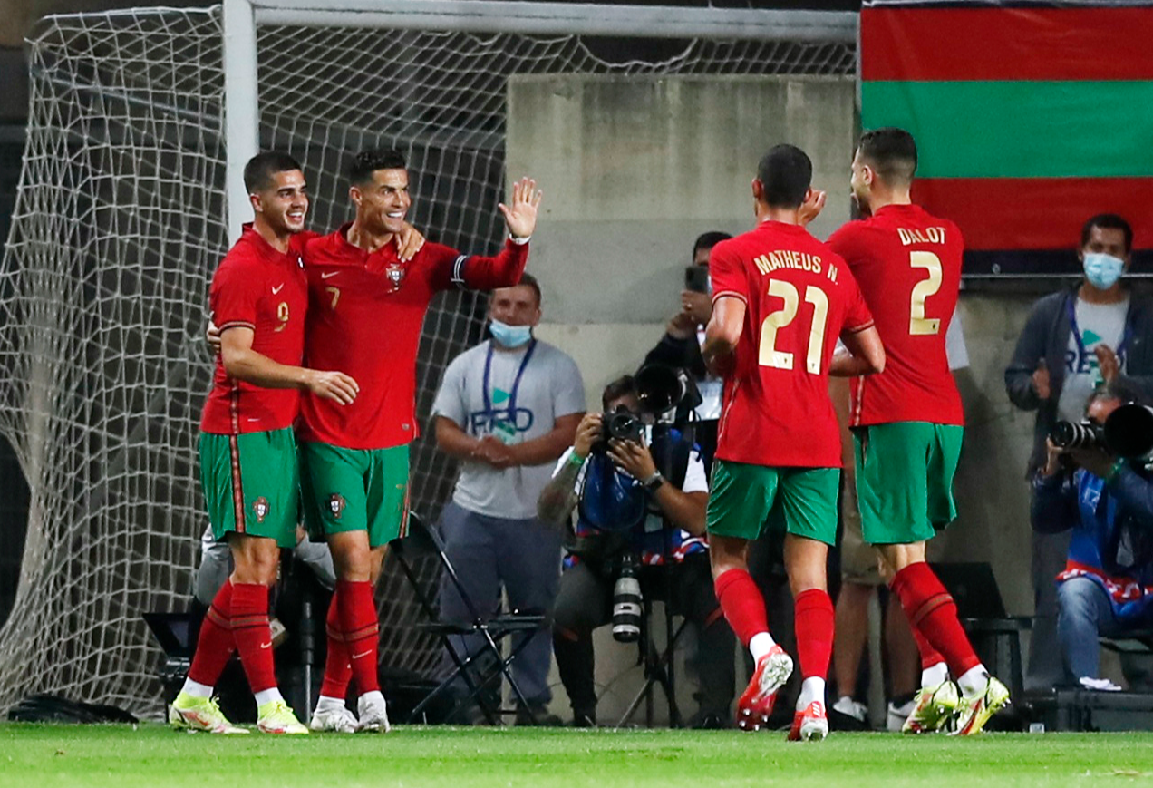 Ronaldo vượt Ramos số trận ra sân, nối dài kỷ lục bàn thắng