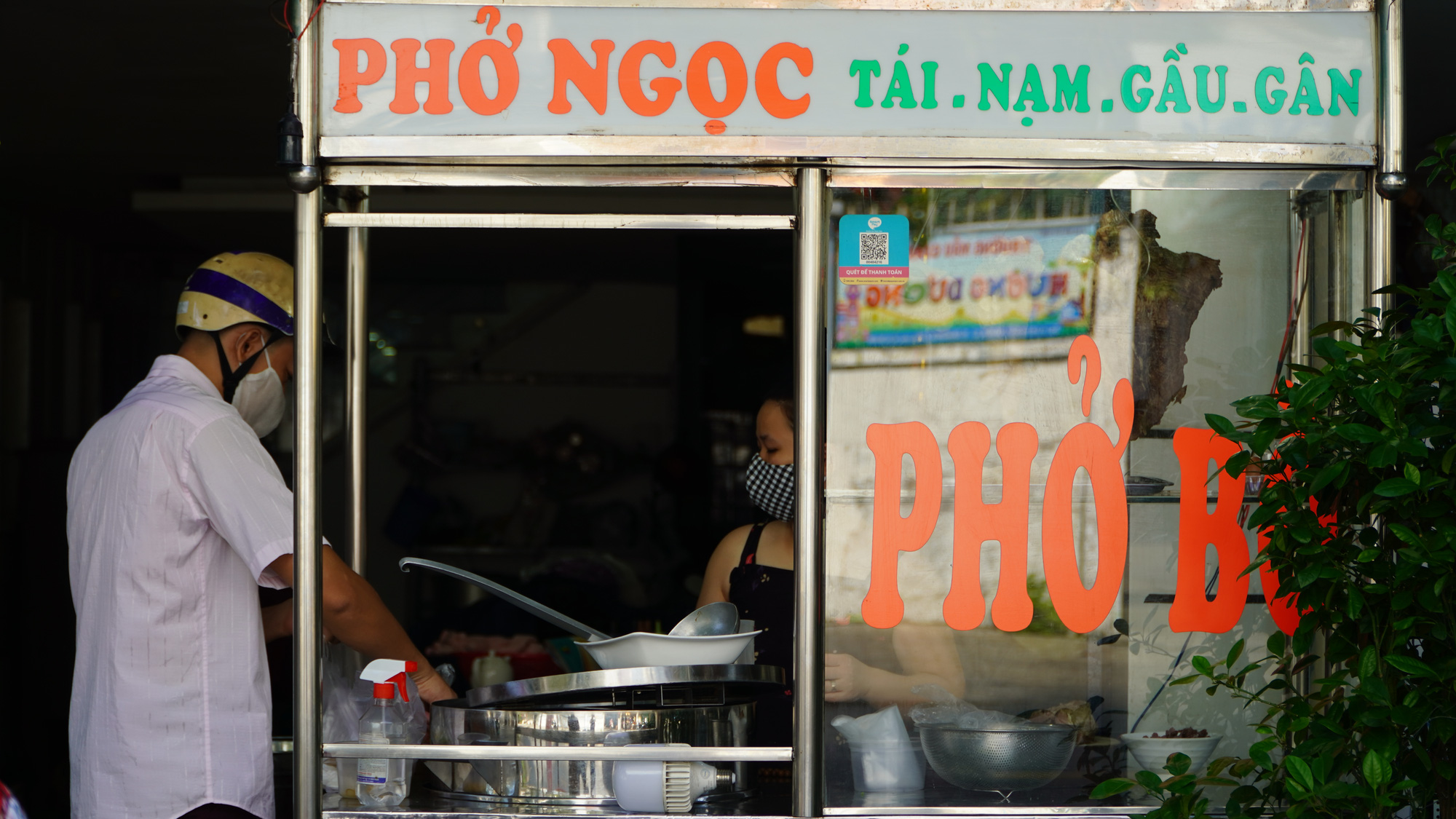TP HCM: Bán mang về ế ẩm, hàng quán tại quận 7 chờ ngày phục vụ tại chỗ