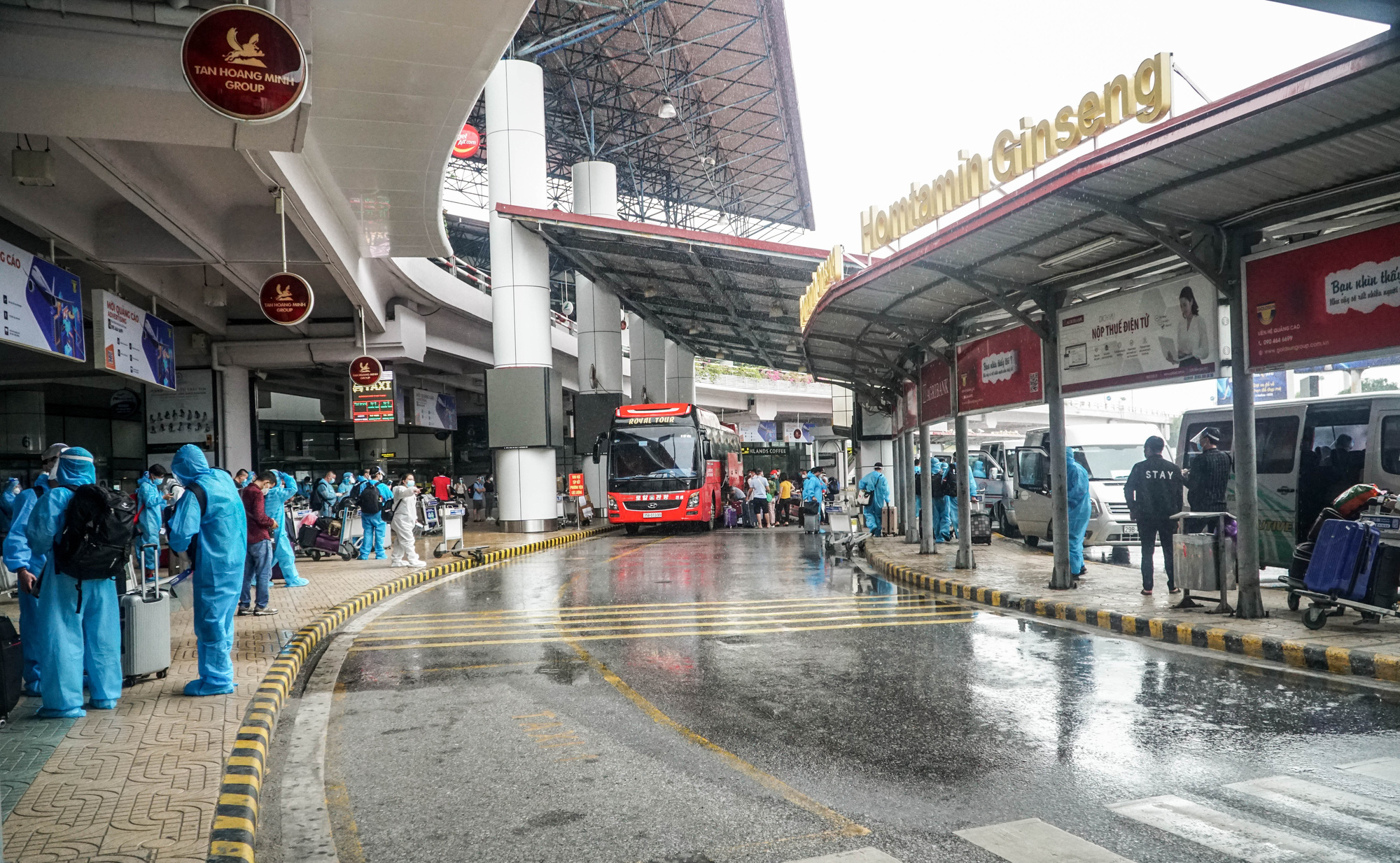 Cận cảnh s&acirc;n bay Nội B&agrave;i vắng vẻ ng&agrave;y đầu mở cửa đ&oacute;n kh&aacute;ch trở lại - Ảnh 8.