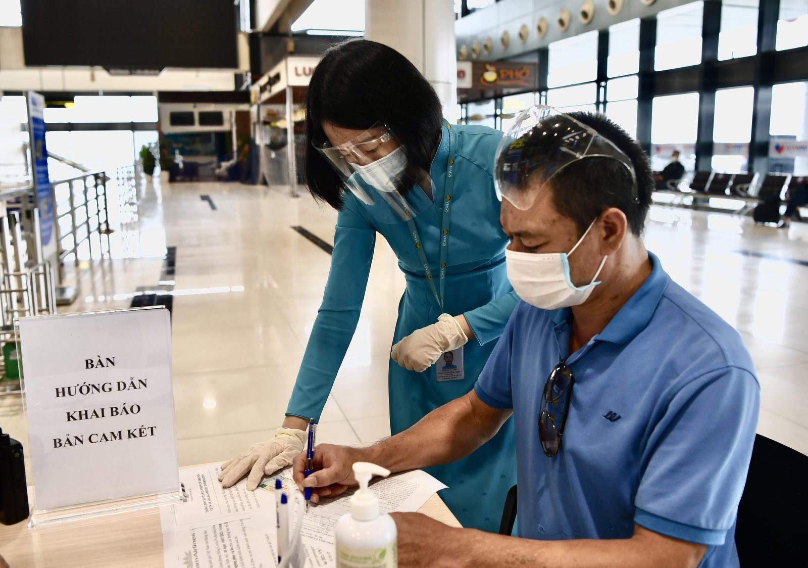 Ng&agrave;y đầu bay nội địa trở lại, 27 chuyến bay kh&ocirc;ng thể cất c&aacute;nh - Ảnh 2.